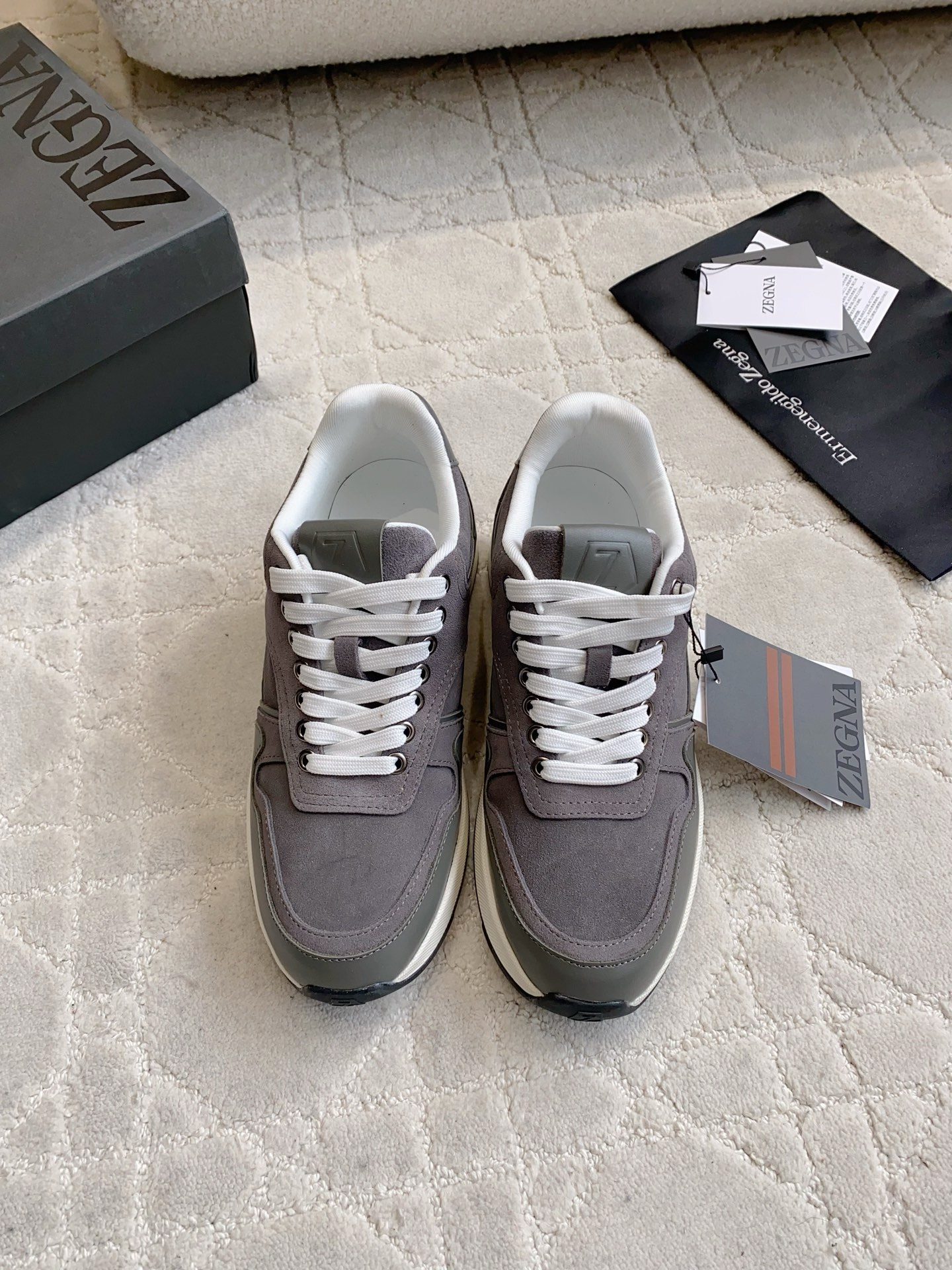 NO:784297,ZEGNA straps, classic men's casual shoes, outsole hand-stitched, pursuit of excellence in details. Zegna is for successful people, business elites, and men who have a certain pursuit of fashion. They do not necessarily pursue big-name logos, but they must be of high quality and classic style. Zegna's clothes are usually not too ostentatious, but you can feel the self-evident sense of high-end when you put them on. The design lines are very stylish, simple and pure tones, original molding, comfortable and popular on the street  ———————————————————— Fabric Calfskin Lining Lambskin Original molded outsole Size 39-44 (45 46 customized) Comes with a full set of packaging, casual shoes/sports shoes, zegna, sneakers, cowhide, sheepskin19860909ZEGNA 杰尼亚 绑带 经典男士休闲鞋 大底手工串线 追求卓越细节  杰尼亚为成功人士、商界精英,还有就是对时尚有一定追求的男性.他们不一定追求大牌的logo,但一定要品质上乘,风格经典.杰尼亚的衣服通常不会太张扬,但穿上身就能感受到那种不言而喻的高级感. 设计的线条 很有格调 简单纯粹得色调 原版开模 舒适炸街 ———————————————————— 面料 小牛皮 内里 小羊皮 原版成型大底 码数39-44（45 46 定做） 配全套包装,休闲鞋/运动鞋,zegna,sneakers,cowhide,sheepskin,Women's Shoes
