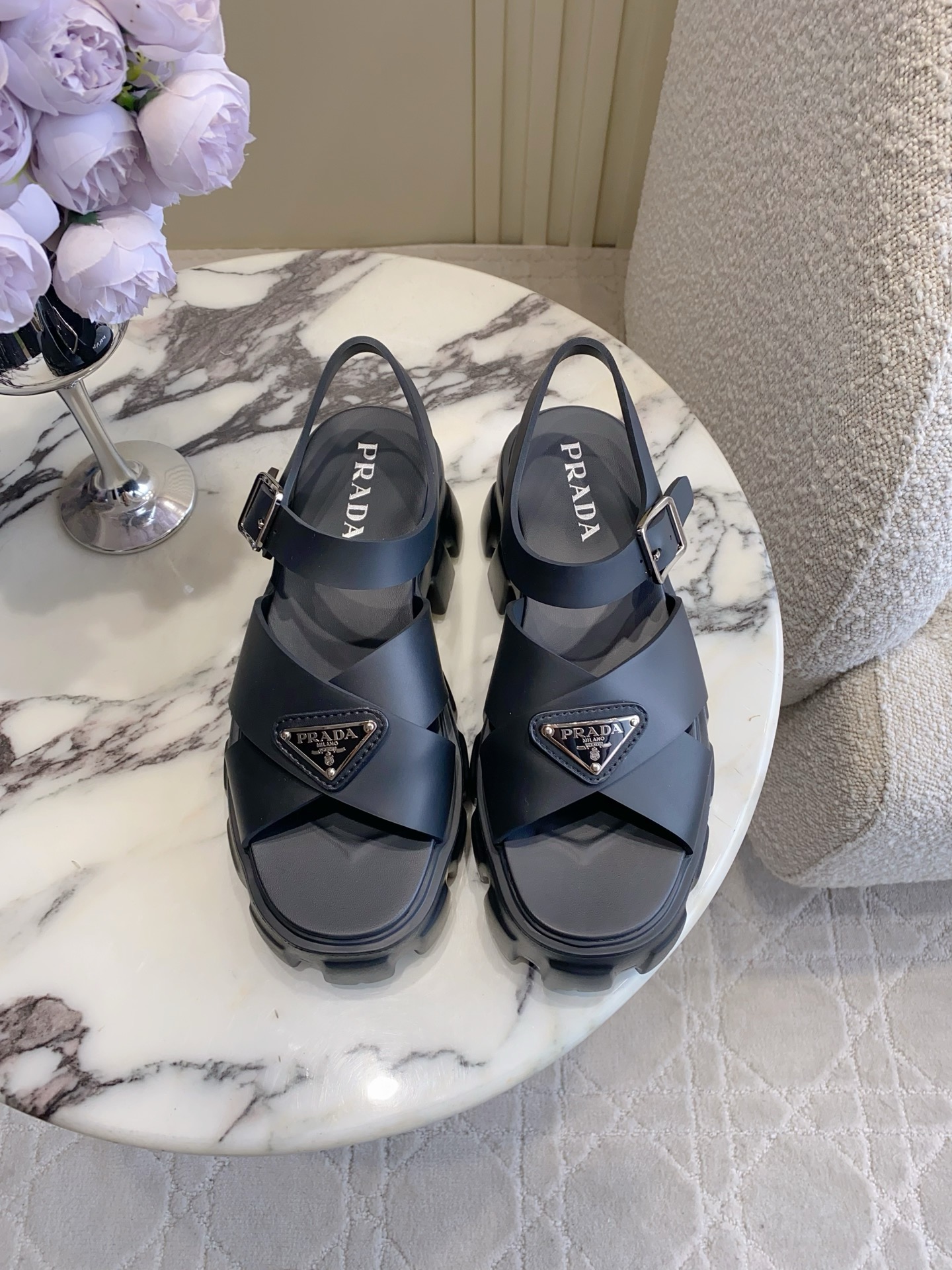 NO:784323,PRAD* new triangle sandals. Thick-soled design makes your feet look longer in seconds. Light, comfortable and easy to wear. Simple and elegant. Purchased from the original version and made 1:1. Full of details. Original version 1:1 customized. Sizes 35-39 (34 40 41 customized), slippers, single shoes, prada, sandals, slippers19860909PRAD*新款三角标凉鞋 厚底设计上脚秒变大长腿 轻便舒适好穿 简约大气 原版购入1:1打造 细节感拉满 原版1:1定制 尺码35-39（ 34 40 41定做）,拖鞋单鞋,prada,sandals,slippers,Women's Shoes