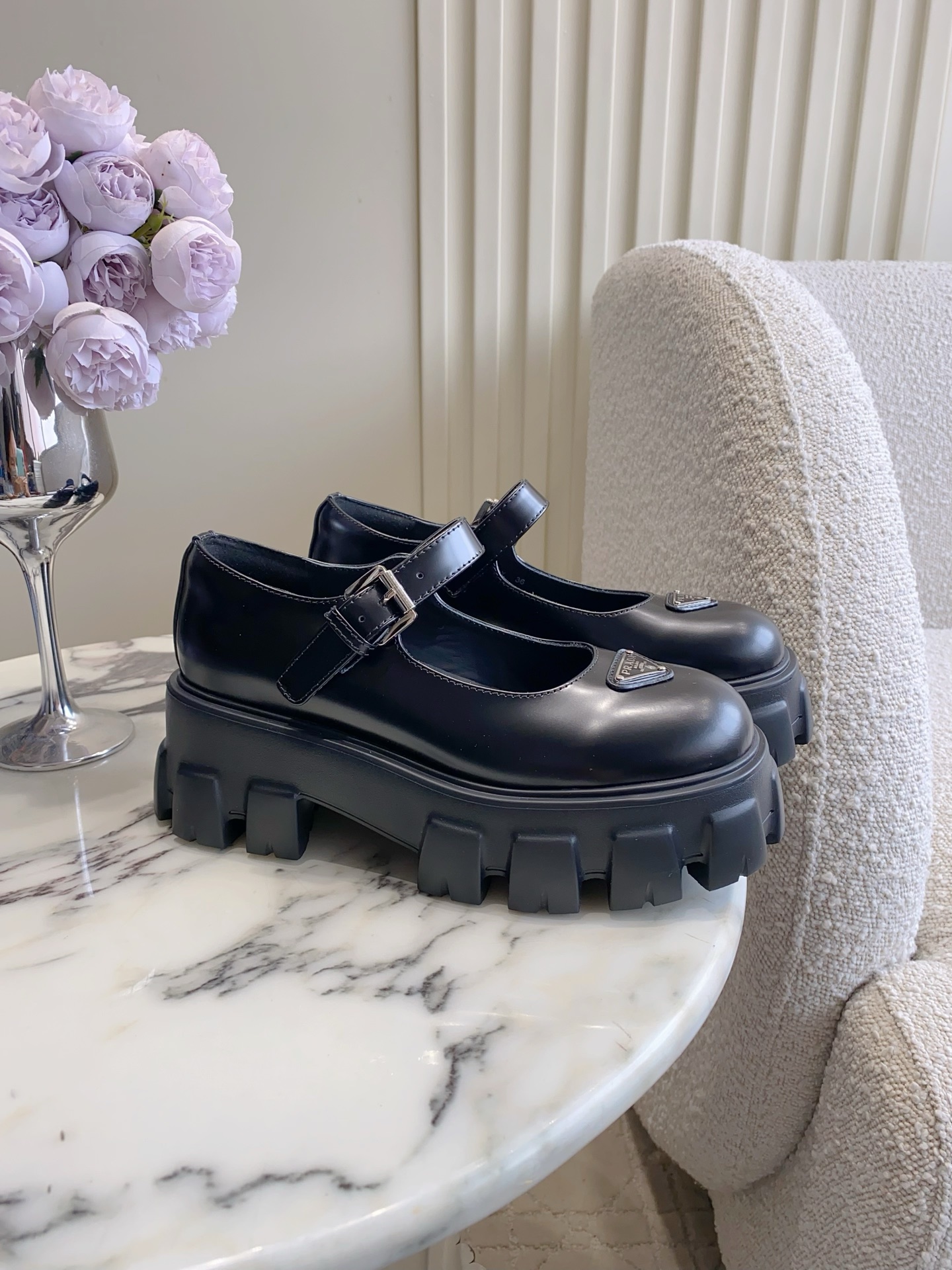 NO:784313,PRAD*'s new triangular logo thick-soled Mary Jane shoes. The thick-soled design makes your feet look longer in seconds. Light, comfortable and easy to wear. Simple and elegant. Purchased from the original version and made 1:1. Full of details. Cowhide upper. Cowhide lining. Original molded outsole. Size 35-39 (34 40 41 customized), slippers, prada, mary jane, slippers, cowhide.19860909PRAD*新款三角标厚底玛丽珍鞋 厚底设计上脚秒变大长腿 轻便舒适好穿 简约大气 原版购入1:1打造 细节感拉满 鞋面牛皮 内里垫脚牛皮 原版开模大底 尺码35-39（ 34 40 41定做）,拖鞋单鞋,prada,mary jane,slippers,cowhide,Women's Shoes