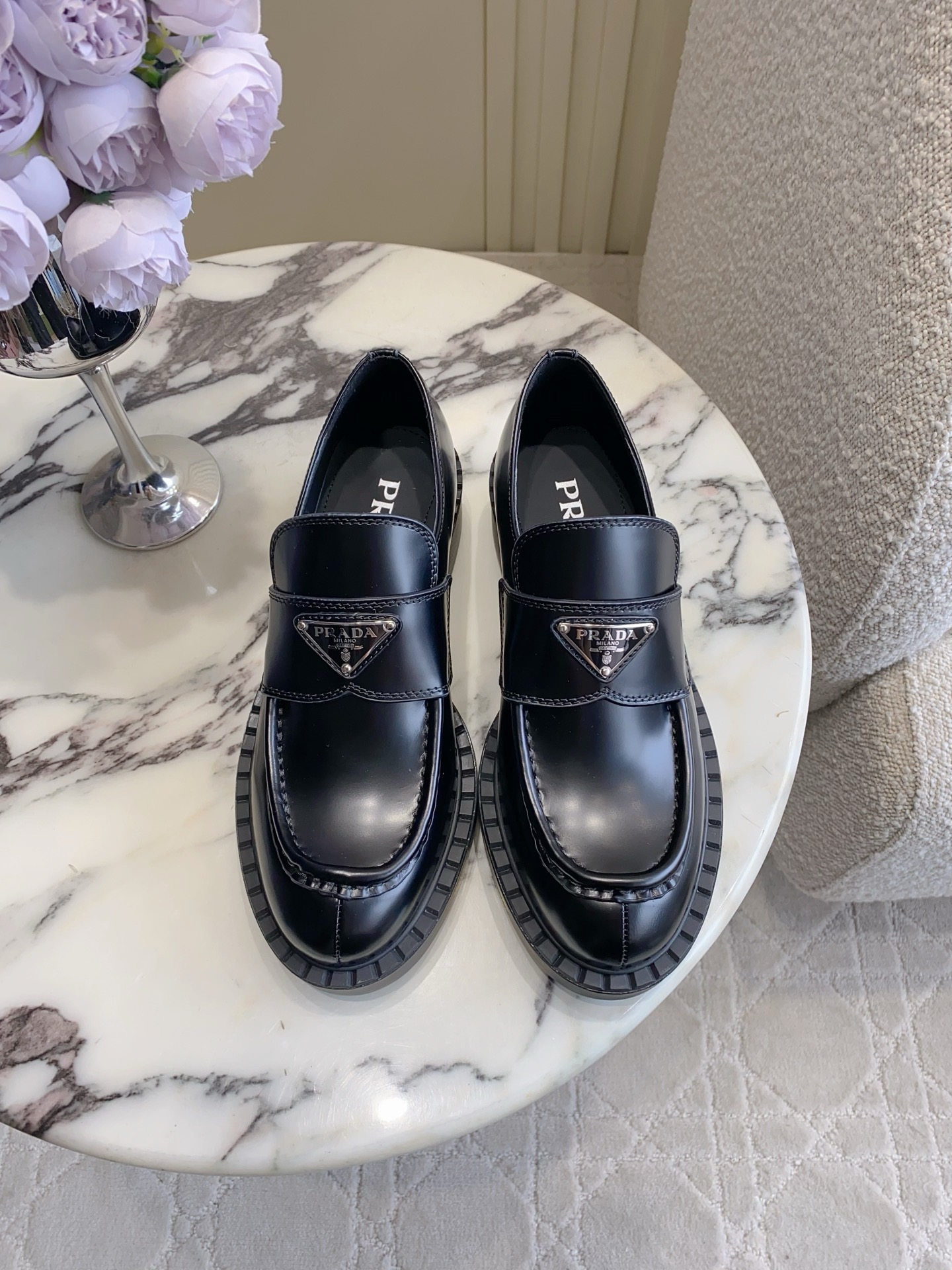 NO:784328,Prad* classic triangular logo loafers. The thick-soled design can add a lot of height to your feet!  Purchase the original, disassemble and reproduce it to restore the authentic taste. The top purchasing version!  The upper is made of original open-edge beaded cowhide, which is super textured. The lining is made of top-grade mixed sheepskin. The ZP molded outsole is anti-slip and wear-resistant. The code number is 35-39 (34, 40, 41 can be customized), slippers, prada, loafers, slippers, cowhide, sheepskin.19860909Prad* 经典三角标乐福鞋 厚底的设计上脚能增高不少哦！ 原版购入拆卸复刻 还原正品味道 顶级代购版本！ 鞋面采用原版开边珠牛皮 超有质感 内里 垫脚采用顶级混种羊皮  zp开模成型大底 防滑耐磨 码数 35-39（34 40 41可定做）,拖鞋单鞋,prada,loafers,slippers,cowhide,sheepskin,Women's Shoes