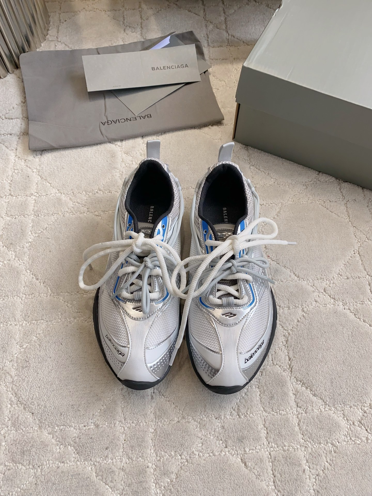 NO:784270,Regular version, chip version (the chip version only has women's code and supports NFC scanning function) Couple model Balenciag* new casual dad shoes. The soul of this pair of shoes is to imitate the classic running shoe shape of the millennium. It has multi-layered mesh + streamlined shoe body, with a retro-futuristic feel. It perfectly captures the essence of Y2K millennium style and is highly recognizable. At a glance, it is the cool tone of Balenciaga, and the details are directly ecstatic.  Whether it is daily commuting, going out on a date, or traveling and taking photos, this pair of shoes can be held perfectly. It has a cool feeling when walking on the feet, and it will look like a blockbuster in any photo. Upper space technology fabric/3D embossed gradient color/breathable mesh, nylon mesh lining, original rubber combination modo outsole, women's size 35-39 (40 41 custom-made), men's size 39-44 (45)  46 (customized), casual shoes/sports shoes, balenciaga, balenciaga, sneakers19860909普通版 芯片版（芯片版只有女码 支持NFC扫描功能） 情侣款 Balenciag*新款休闲老爹鞋 这双鞋的灵魂,就是复刻千禧年的经典跑鞋造型,多层网面+流线型鞋身,自带复古未来感,把Y2K千禧风的精髓完美拿捏,辨识度拉满,一眼就是巴黎世家的潮酷调性,细节控直接狂喜. 不管是日常通勤、约会出街,还是旅行拍照,这双鞋都能完美hold住,上脚就是行走的潮酷感,随便拍都是大片既视感. 鞋面太空科技面料/3D压印渐变颜色/透气网 内里尼龙网布 大底原版橡胶组合modo大底 女码 35-39（40 41定做）男码39-44（45 46定做）,休闲鞋/运动鞋,balenciaga,balenciaga,sneakers,Women's Shoes