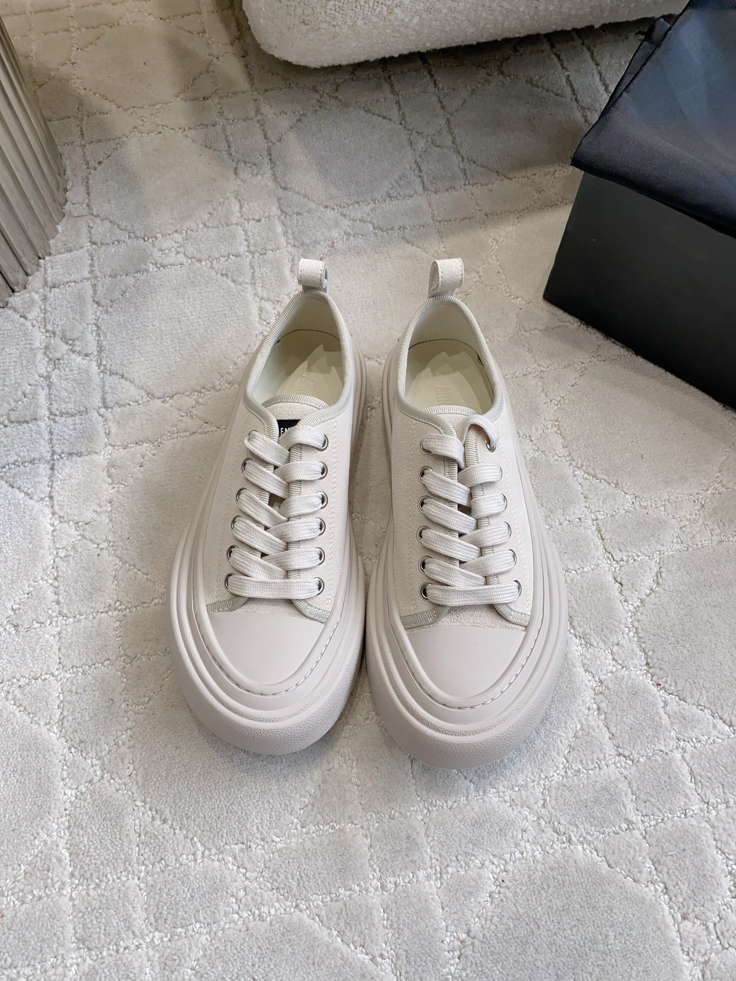 NO:784281,ANNDEMEULEMEESTE* New shell-toe canvas shoes. This pair of thick-soled shell-toe canvas shoes is the daily favorite of countless celebrities and bloggers. It is truly a timeless style, so you don’t have to worry about going out of style. Whether it is daily commuting, going out on a date, or traveling and taking photos, it can be held perfectly. It feels relaxed when walking on the foot, and it will look like a blockbuster in any photo. If you like it, buy it early and have it on your feet. Whoever wears it will look better.  Calfskin upper, sheepskin lining, rubber outsole, size 35-40 (customized size 40 is non-refundable), casual shoes/sports shoes, sneakers, cowhide, sheepskin19860909ANNDEMEULEMEESTE* 新款贝壳头帆布鞋 这双厚底贝壳头帆布鞋,是无数明星、博主的日常穿搭宠儿,真正的永不过时款,完全不用担心过时.不管是日常通勤、约会出街,还是旅行拍照,都能完美hold住,上脚就是行走的松弛感,随便拍都是大片既视感. 喜欢的姐妹直接冲,早买早美,把显高显瘦焊在脚上,谁穿谁好看. 鞋面小牛皮 内里羊皮 大底橡胶大底 size35-40码（40码定制不退换）,休闲鞋/运动鞋,sneakers,cowhide,sheepskin,Women's Shoes