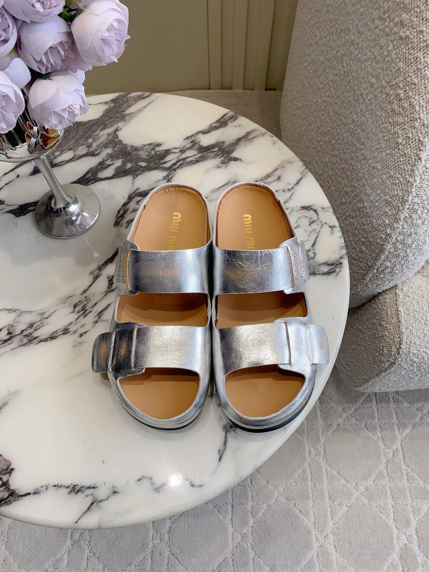 NO:784285,miu's new distressed thick-soled sandals are incomparably comfortable on the feet. They are super cute and beautiful. They have the vitality of a young girl and a versatile style. The upper is cowhide. The lining is cowhide. The original molded outsole. Size 35-39 (customized for 40), half-slip slippers, miumiu, slippers, cowhide19860909miu新款做旧厚底凉拖鞋 上脚无敌舒适 超萌超美 既有青春少女的活力 又有大气百搭的风格 鞋面牛皮 内里垫脚牛皮 原版开模大底 尺码35-39（40定做）,半拖拖鞋,miumiu,slippers,cowhide,Women's Shoes