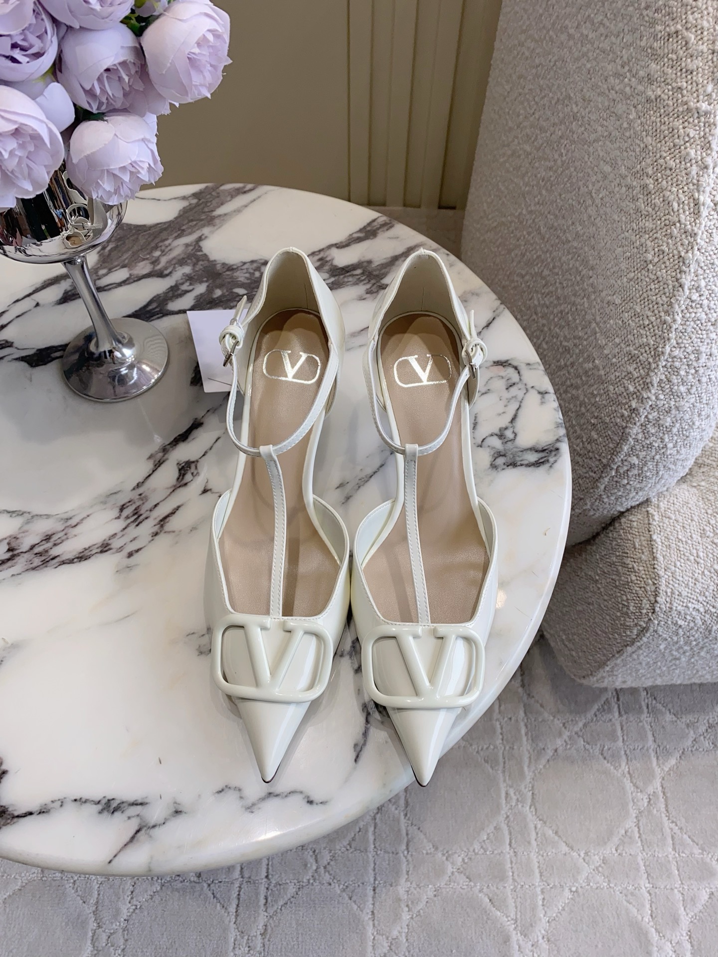 NO:784319,VALENTIN's latest Mary Jane high-heeled shoes, the classic V-buckle design is very elegant on the feet, sexy and long legs, versatile items, upper cowhide leather ZP molded hardware buckle, lining sheepskin, Italian genuine leather outsole, heel height 6.5cm, size 35-39 (40 41 42 customized), sandals, valentino, sandals, mary jane, high heels, cowhide, sheepskin, Leather soles19860909VALENTIN*新款玛丽珍高跟鞋 经典V扣设计上脚非常大气 性感显腿长 百搭单品 鞋面牛皮 ZP开模五金扣 内里垫脚羊皮 意大利真皮大底 跟高6.5cm 尺码35-39（40 41 42定做）,凉鞋,valentino,sandals,mary jane,high heels,cowhide,sheepskin,Leather soles,Women's Shoes