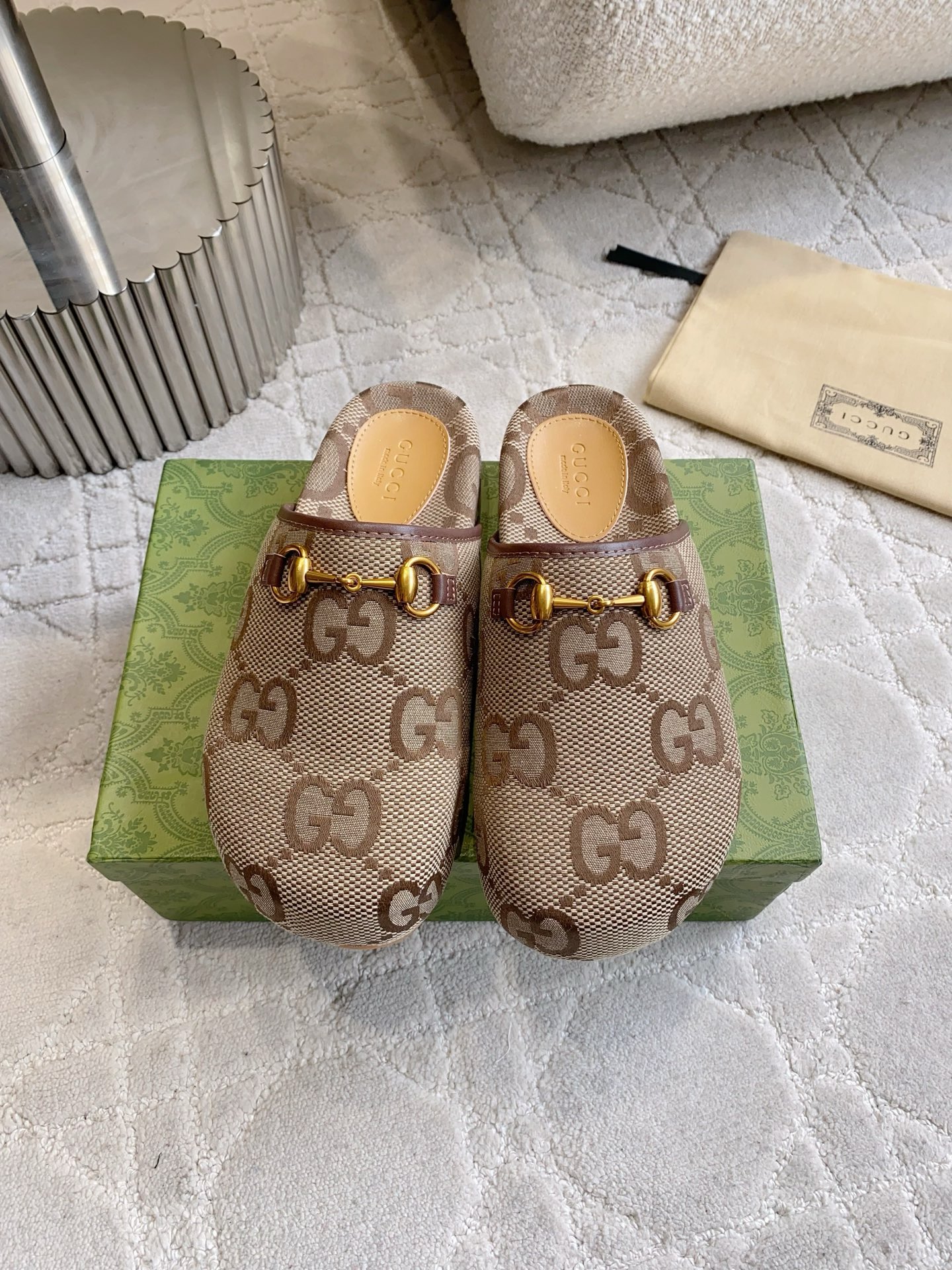 NO:784278,Couple style Gucc* new horsebit big toe Mule half slippers. Stylish brand LOGO, highly recognizable. Paris fashion show model. This series interprets new fashion charm and continues the ultra-high heel design. It has won the favor of well-known overseas bloggers and is loved by millions of fans and bloggers. It is sold well at home and abroad and is out of stock. The top version is candy-colored and color matched. Every color is beautiful. Upper shoe: presbyopia. Lining: imported leather sheep outsole. Original outsole. Women's size 35-39 (40 41)  42 customized) Men's size 40-44 (39 45 46 47 48 customized), half drag, gucci, slippers19860909情侣款  Gucc*新款马衔扣大头穆勒半拖鞋 时尚的品牌LOGO持加,具有超辨高识度 巴黎时装秀场款 此系列演绎全新时尚魅力延续超高跟设计,深得海外知名博主青睐千万粉丝博主倾情演绎,畅销海内外国内已经断货,顶级版本糖果色配色,每个颜色都是绝美 面鞋:老花  里内:进口皮羊 大底原版大底 女码35-39（40 41 42定做）男码40-44（39 45 46 47 48定做）,半拖,gucci,slippers,Women's Shoes