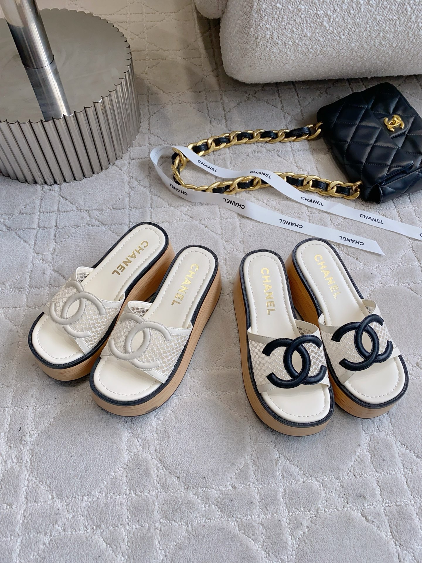 NO:784324,Chane* new mesh large logo thick-soled slippers, classic holiday style, versatile item, perfect comfort, upper cowhide stitching mesh, foot pads sheepskin, non-slip rubber sole, size 35-39 (40 41 customized), slippers, chanel, slippers, cowhide, sheepskin19860909Chane*新款网面大logo厚底拖鞋 经典度假风 百搭单品 舒适度满分 鞋面牛皮拼接网纱 垫脚羊皮 防滑橡胶底 尺码35-39（40 41 定做）,拖鞋,chanel,slippers,cowhide,sheepskin,Women's Shoes