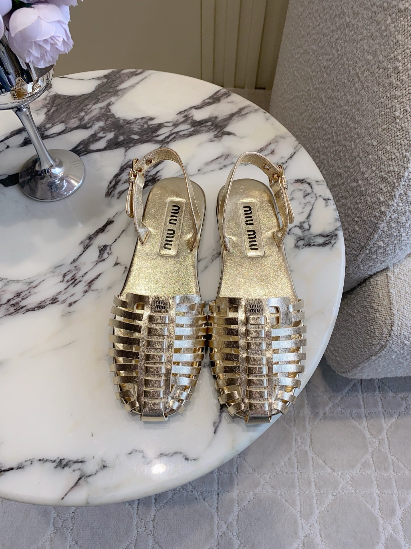 NO:784289,miu's new flat Roman sandals are comfortable and easy to wear. They are smart and age-reducing on the feet. They are comfortable and versatile. The upper is super soft sheepskin. The lining is sheepskin. The original molded outsole. Size 35-39 (customized for 40 and 41), sandals, miumiu, sandals, sheepskin19860909miu新款平底罗马凉鞋 舒适又好穿 上脚乖巧减龄 舒适百搭 鞋面超软羊皮 内里垫脚羊皮 原版开模大底 尺码35-39（40 41定做）,凉鞋,miumiu,sandals,sheepskin,Women's Shoes