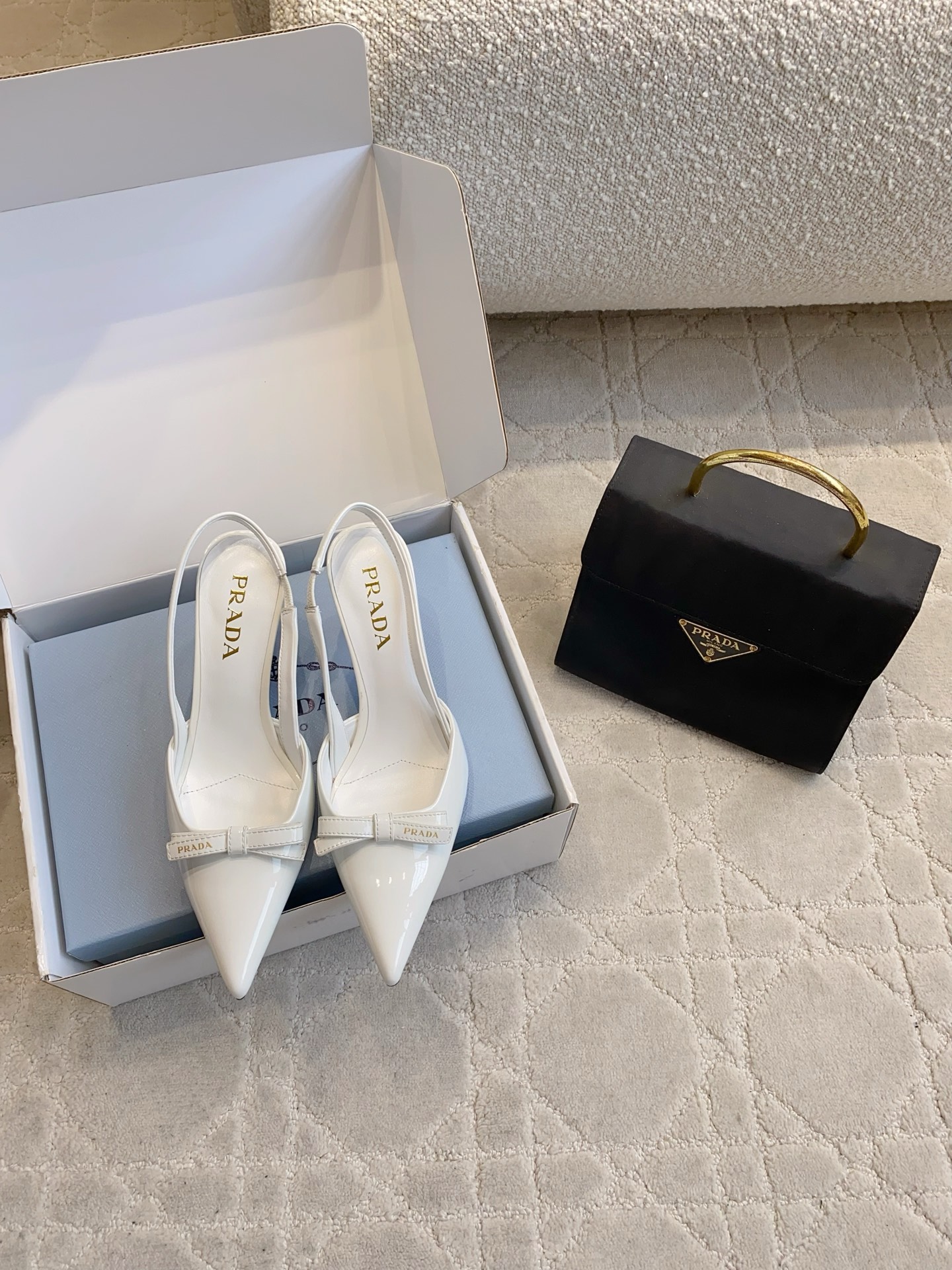 NO:784294,Prad* new pointed-toe bow high-heeled shoes, simple and high-end, really slimming on the feet. The temperamental young lady loves her heart-to-heart. Very good-looking. Original cow patent leather upper. Sheepskin lining. Italian genuine leather outsole. Heel height 7.5cm. Size 35-39 (40 41 custom-made), high-heeled sandals, prada, sandals, high heels, sheepskin, Leather soles.19860909Prad*新款尖头蝴蝶结高跟鞋 简约的高级感 上脚真的很显瘦 气质小姐姐单心头爱 绝绝子好看 鞋面原版牛漆皮 内里垫脚羊皮 意大利真皮大底 跟高7.5cm 尺码35-39（40 41定做）,高跟鞋凉鞋,prada,sandals,high heels,sheepskin,Leather soles,Women's Shoes