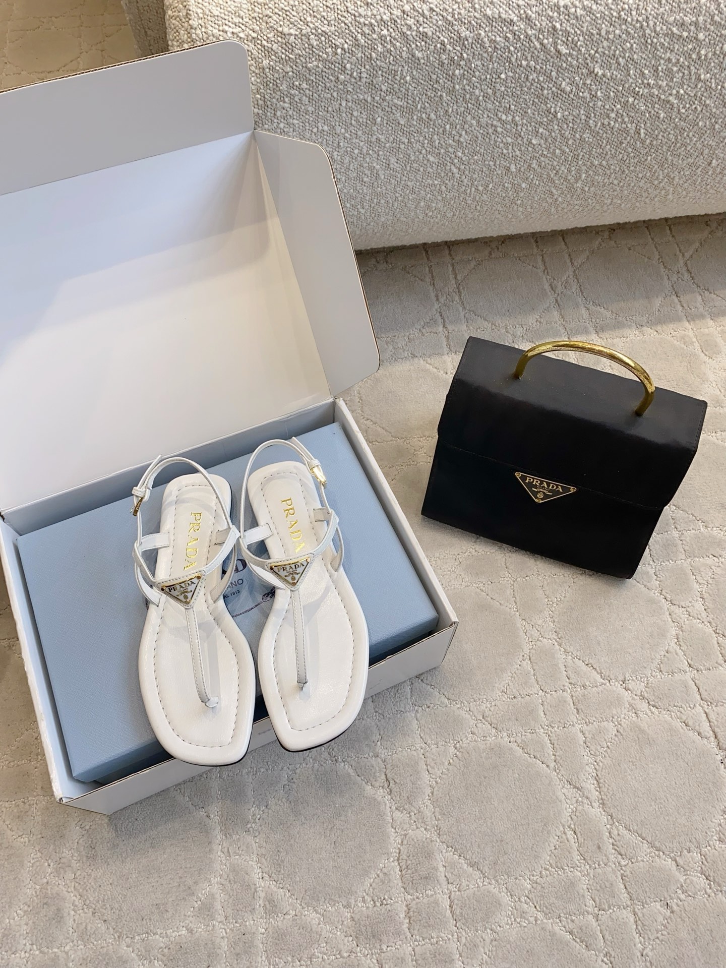 NO:784266,Prad's latest thong triangular logo sandals, classic triangular logo, lightweight and comfortable, simple and elegant, ever-changing style, calf patent leather upper, sheepskin lining, Italian leather outsole, size 35-39 (40 41 custom-made), split-toe shoes, prada, sandals, sheepskin, Leather soles19860909Prad*新款夹趾三角标凉鞋 经典三角标 轻便舒适 简约大气 万年百搭款 鞋面小牛漆皮 内里羊皮 意大利真皮大底 尺码35-39（40 41定做）,分趾鞋,prada,sandals,sheepskin,Leather soles,Women's Shoes