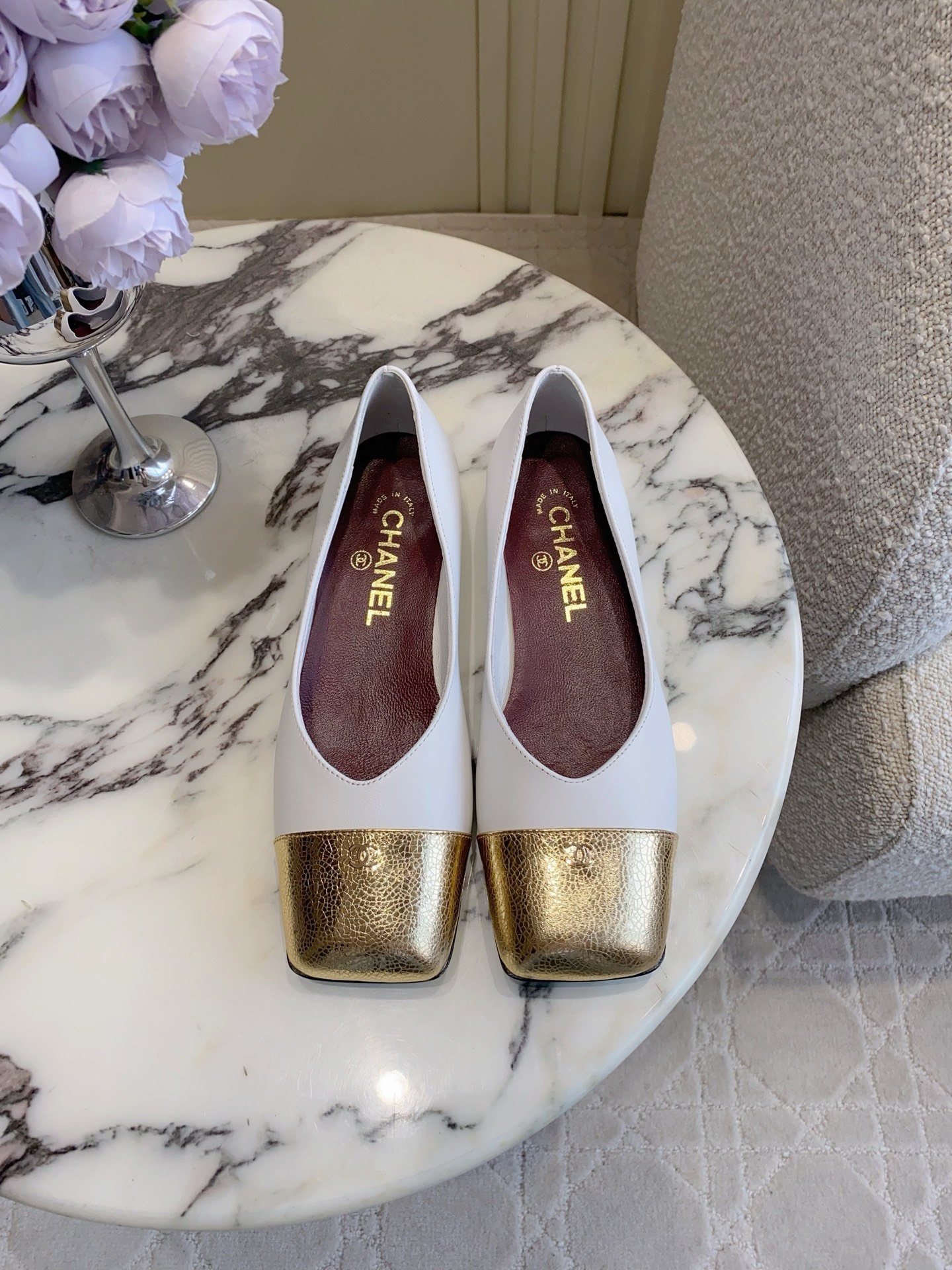 NO:784273,CHANE*’s new square-toe color-matching series. The high-end feel of Chan’s family always impresses people. It looks like a simple style, but it’s inexplicably high-end on the feet. Absolutely girly. Comfortable and easy to wear. Lambskin upper, sheepskin lining, Italian genuine leather outsole. Heel height 2cm/6.5cm. Size 35-39 (40 41 custom-made), sandals, chanel, chanel, sandals, sheepskin, Leather.  soles19860909CHANE*新款方头拼色系列 香家高级感这块总让人大写的服气 看起来简单的款式 但上脚就莫名很高级 绝对的少女感 舒适好穿 鞋面小羊皮 内里垫脚羊皮 意大利真皮大底 跟高 2cm/6.5cm 尺码35-39（40 41定做）,凉鞋单鞋,chanel,chanel,sandals,sheepskin,Leather soles,Women's Shoes