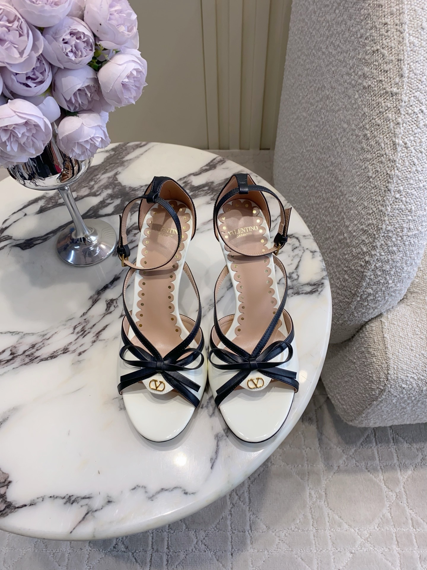 NO:876603,Valentin* new bow high-heeled sandals, elegant and age-reducing, gentle and ladylike, soft and comfortable, not picky about foot shape, very easy to control, calfskin upper, sheepskin lining, Italian genuine leather outsole, heel height 8.5cm, size 35-39 (40 41 42 custom-made), high-heeled sandals, valentino, sandals, high heels, cowhide, sheepskin, Leather soles19860909Valentin*新款蝴蝶结高跟凉鞋 优雅减龄 温柔淑女风  柔软舒适 不挑脚型 非常好驾驭 鞋面小牛皮 内里垫脚羊皮 意大利真皮大底 跟高8.5cm 尺码35-39（40 41 42定做）,高跟鞋凉鞋,valentino,sandals,high heels,cowhide,sheepskin,Leather soles,Women's Shoes