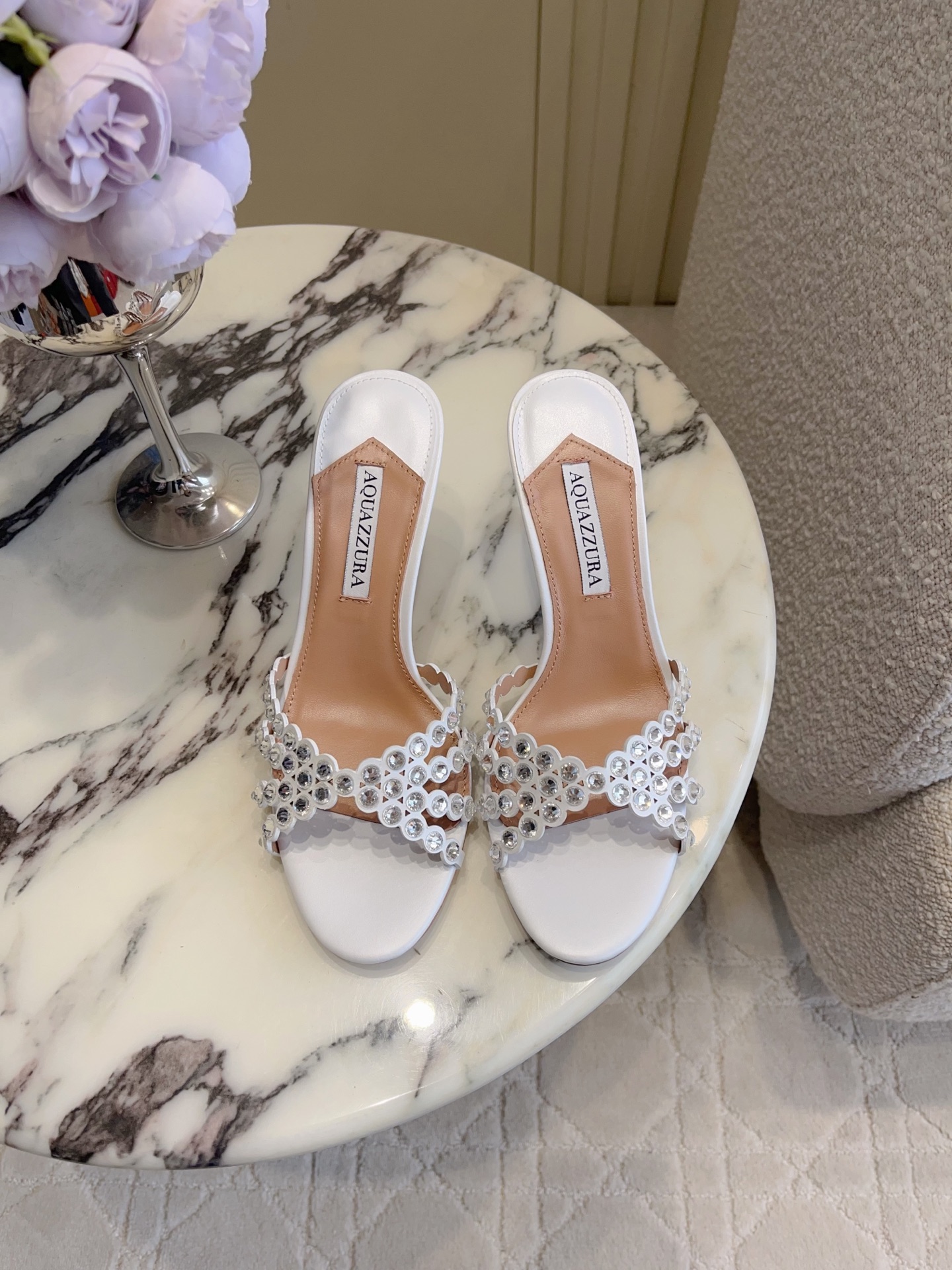 NO:876926,Aquazzur's latest high-heeled rhinestone sandals are made of rhinestones and rivets that are firmly inlaid by hand on the upper and are not easy to fall off. The shape of the shoe fits the contours of the foot, and the heel is reinforced, which is both beautiful and stable. The insole has a built-in cushioning layer, and the high-heeled style adopts a stiletto or cat heel design, which not only enhances the aura but also takes into account walking comfort.  It can be matched with dresses, dresses, wide-leg pants and other items, and is suitable for light social occasions such as dinners, parties, dates and other light social occasions. The gorgeous rhinestone design has its own eye-catching effect, which can easily become the visual focus of the style and create a refined and noble atmosphere. Upper cowhide, lining sheepskin, foot pads sheepskin, leather outsole, size 35-39 (customized sizes 40 and 41 are non-refundable), heel height 7.5cm, high heels and slippers, high  heels,slippers,skirts,cowhide,sheepskin,Leather soles19860909Aquazzur*新款高跟水钻凉拖鞋 鞋面采用水钻与铆钉通过手工牢固镶嵌,不易脱落.鞋型贴合足部轮廓,鞋跟处做了加固处理,兼具美观性与稳定性.鞋垫内置缓冲层,高跟款式采用细跟或猫跟设计,在提升气场的同时兼顾行走舒适度. 可搭配礼服、连衣裙、阔腿裤等单品,适配晚宴、派对、约会等轻社交场合.华丽的水钻设计自带吸睛效果,能轻松成为造型的视觉焦点,打造精致贵气的氛围感. 鞋面牛皮 内里羊皮 垫脚羊皮 大底真皮大底 size35-39（40、41码定制不退换） 跟高7.5cm,高跟鞋拖鞋,high heels,slippers,skirts,cowhide,sheepskin,Leather soles,Women's Shoes