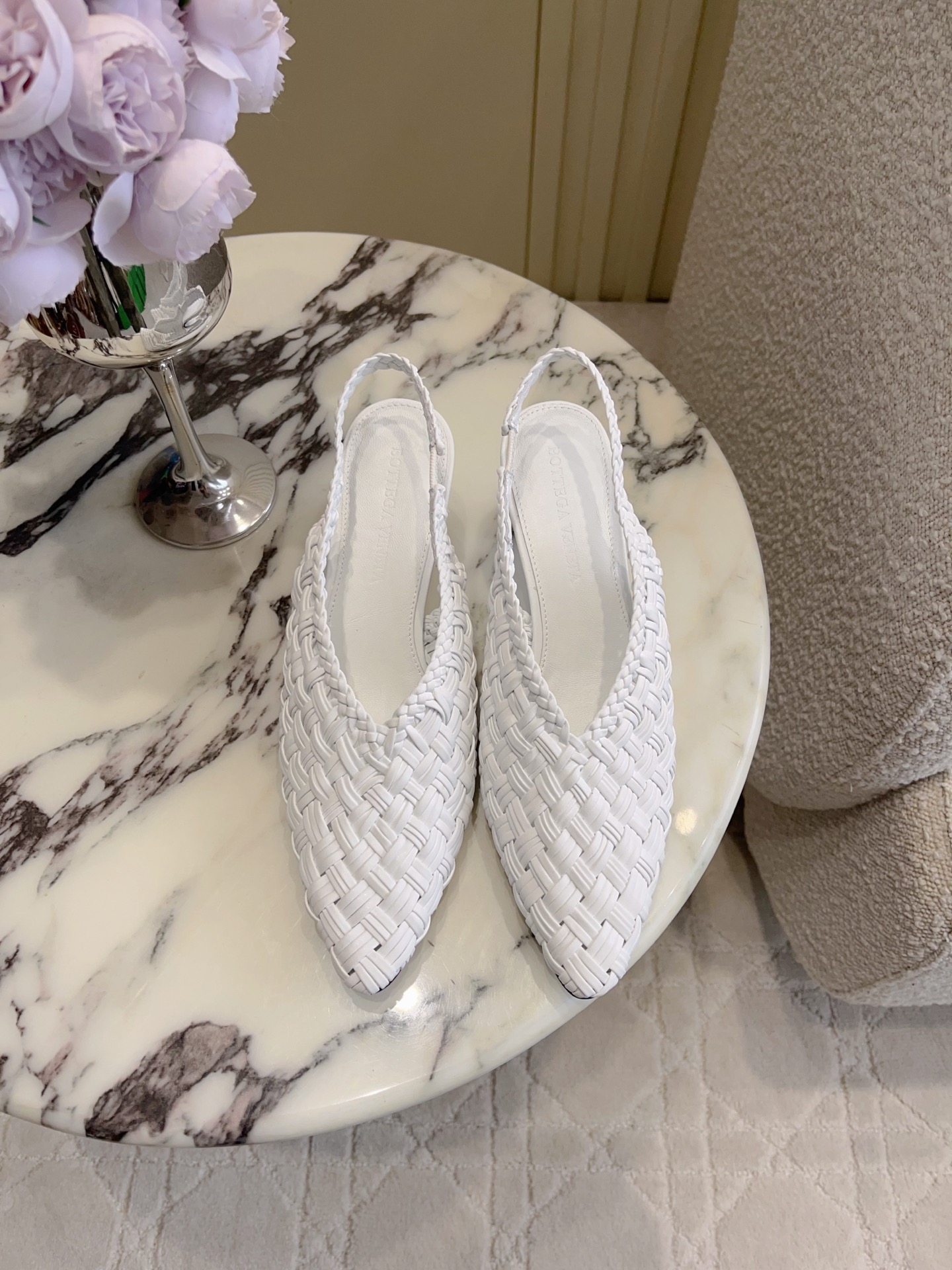 NO:816520,Hand-woven BV pointed toe back empty series, comfortable and soft, hand-woven lace, inlaid shoe mouth, simply BV's latest ceiling, classic and versatile fabric, hand-woven, comfortable and high-end padded sheepskin. The outsole is made of Italian genuine leather outsole & injection molded rubber process. Light dyeing process is used. Standard size 35-39 (40 41 42 customized) Heel height 6.5cm, high-heeled sandals, Bottega Veneta, sandals, high  heels,sheepskin,leather soles19860909手工编织 BV 尖头后空系列 舒适 柔软 手工编织花边 镶嵌鞋口 简直bv最新天花板啦 经典百搭  面料 手工编织而成 垫脚羊皮舒适高端 大底选用意大利真皮大底&注塑橡胶工艺 运用轻染工艺 对标对版尺码35-39（40 41 42定做）  跟高6.5cm,高跟鞋凉鞋,bottega veneta,sandals,high heels,sheepskin,Leather soles,Women's Shoes