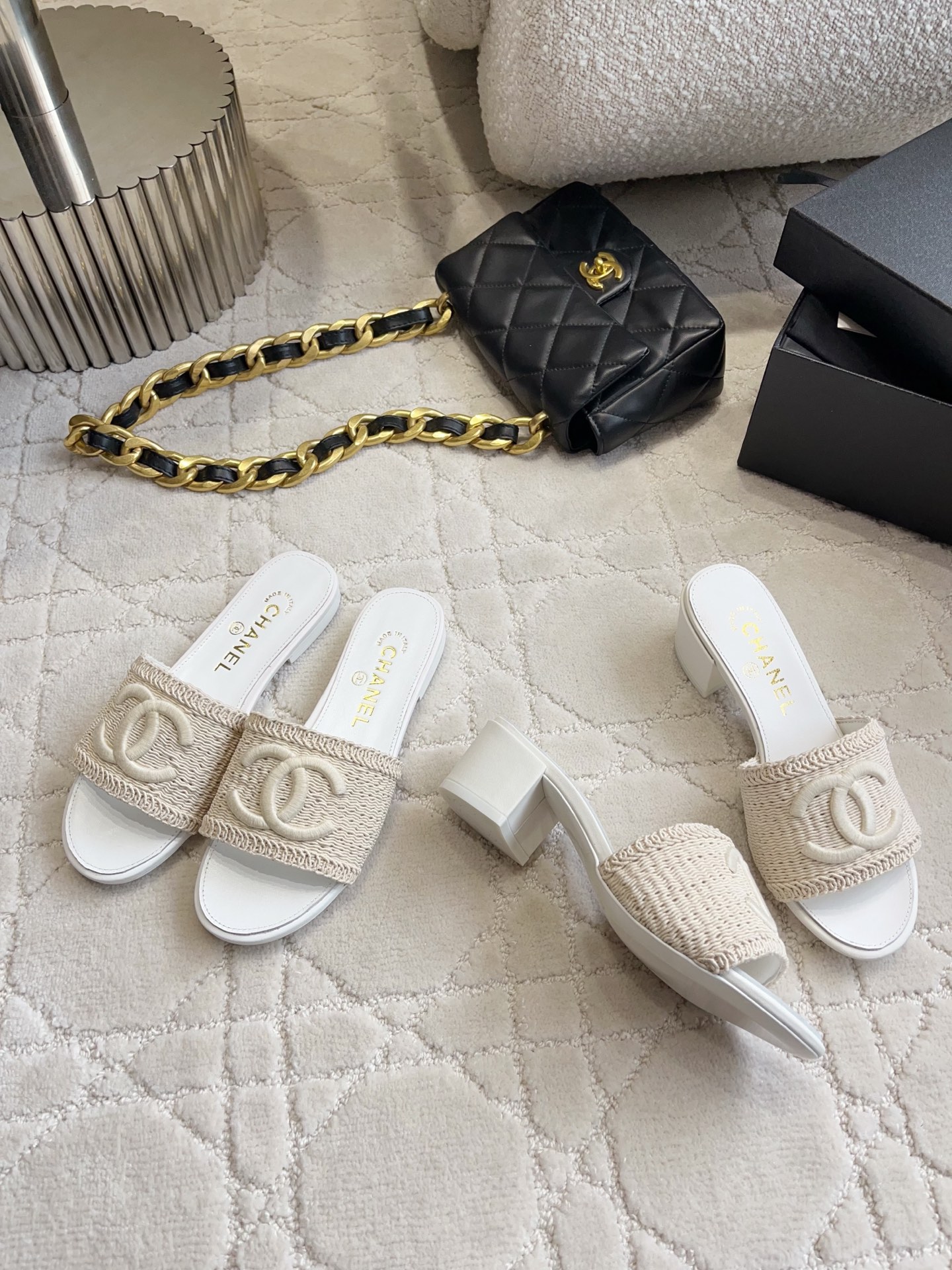 NO:816544,CHANE*'s new woven sandals. Chanel's high-end sense always impresses people. It looks like a simple style, but it's inexplicably high-end on the feet. It's absolutely girly, comfortable and easy to wear. Sheepskin lining, Italian genuine leather outsole. Heel height and flat bottom/5cm. Size 35-39 (40 41 custom-made), slippers, chanel, chanel, slippers, sheepskin, Leather soles19860909CHANE*新款编织凉拖鞋 香家高级感这块总让人大写的服气 看起来简单的款式 但上脚就莫名很高级 绝对的少女感 舒适好穿 内里垫脚羊皮 意大利真皮大底 跟高平底/5cm 尺码35-39（40 41定做）,拖鞋,chanel,chanel,slippers,sheepskin,Leather soles,Women's Shoes