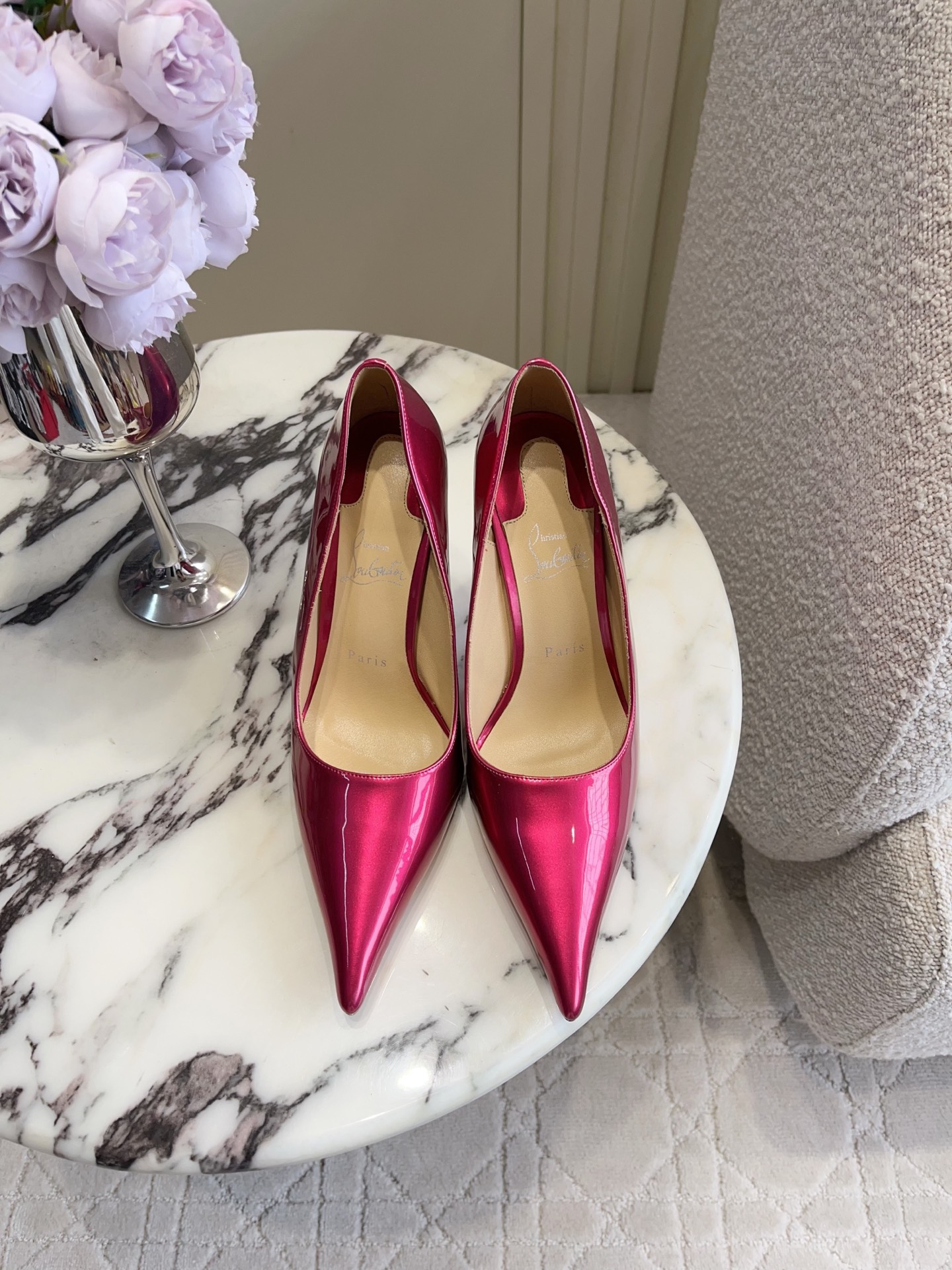 NO:816586,Christian Loubouti* new red-soled high-heeled sandals. Smooth curves outline the graceful style, showing sexy style. Classic model. Upper cowhide. Lining sheepskin. Original imported AR1 top leather outsole. Heel height 10cm. Size 35-39 (40.41.42 custom-made). High-heeled shoes, sandals, high heels, cowhide, sheepskin, Leather soles.19860909Christian Loubouti* 新款红底高跟凉鞋 流畅的曲线勾勒曼妙风情 尽显性感风姿 万年经典款 鞋面牛皮 内里垫脚羊皮 原版进口AR1顶级真皮大底 跟高10cm 尺码35-39（40.41.42定做）,高跟鞋单鞋,sandals,high heels,cowhide,sheepskin,Leather soles,Women's Shoes