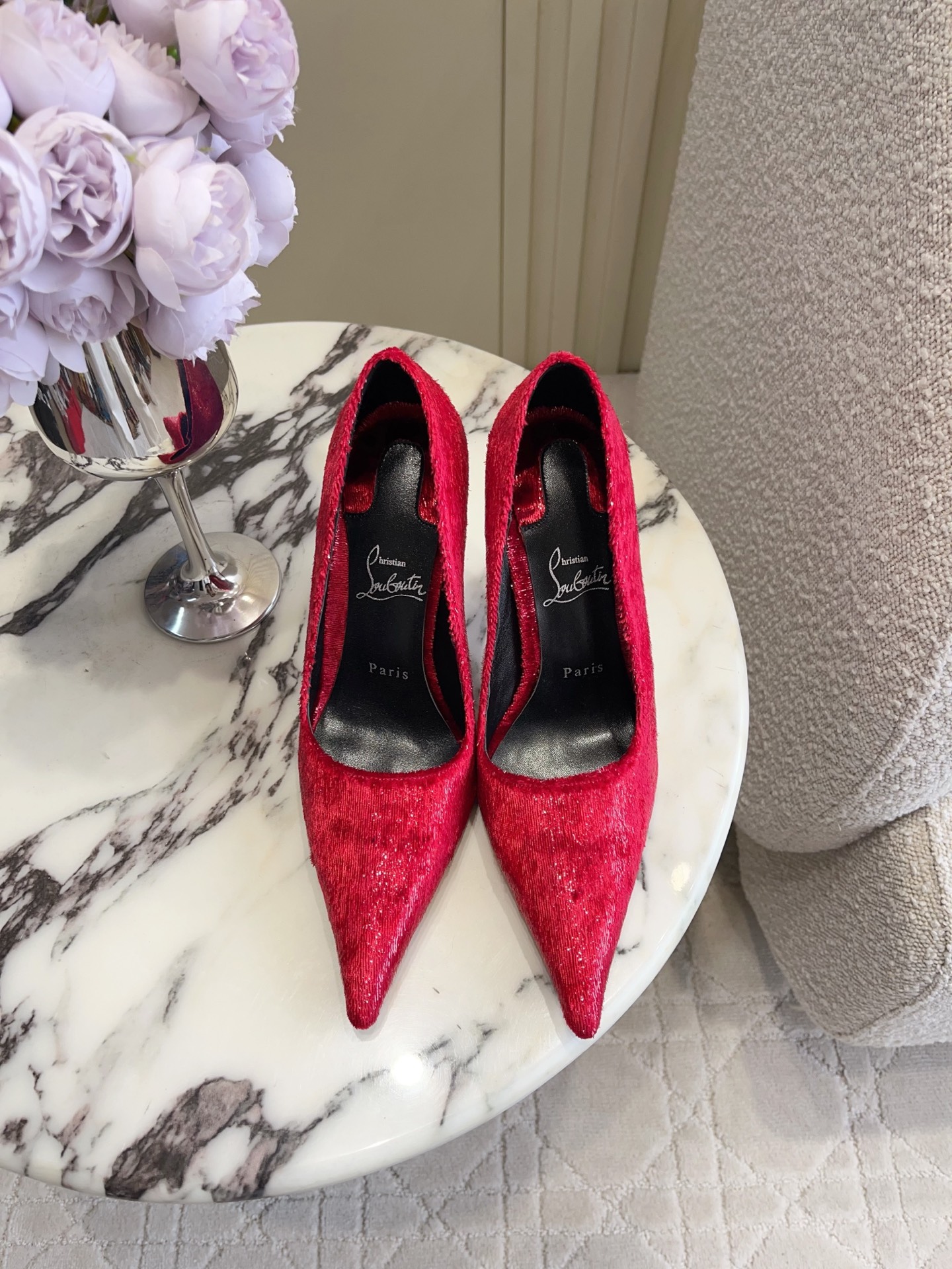 NO:816599,Christian Loubouti* new red-soled high-heeled shoes. The smooth curves outline the graceful style and show the sexy style. Classic model. Fabric upper. Sheepskin lining. Original imported AR1 top leather outsole. Heel height 10cm. Size 35-39 (40.41.42 custom-made). High-heeled shoes, high heels, sheepskin, Leather soles19860909Christian Loubouti* 新款红底高跟鞋 流畅的曲线勾勒曼妙风情 尽显性感风姿 万年经典款 鞋面布面 内里垫脚羊皮 原版进口AR1顶级真皮大底 跟高10cm 尺码35-39（40.41.42定做）,高跟鞋单鞋,high heels,sheepskin,Leather soles,Women's Shoes