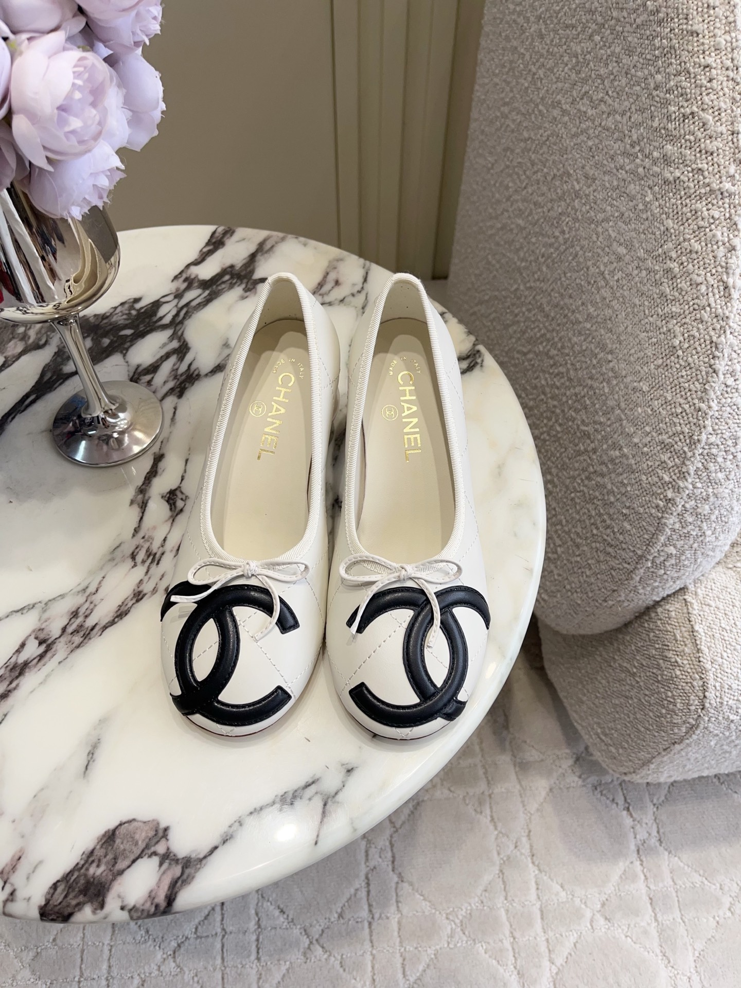 NO:816590,CHANE's latest ball-heeled Kangpeng shoes are exquisite and delicate. They have a great upper, retro and fashionable, and are full of high-end feeling. Cowhide upper, sheepskin lining, Italian leather outsole, heel height 6.5cm, size 35-39 (40 41 custom-made), single shoes, chanel, cowhide, sheepskin, Leather soles19860909CHANE*新款球跟康鹏鞋 精致又秀气 上脚超赞 复古又时髦 高级感满满 鞋面牛皮 内里垫脚羊皮 意大利真皮大底 跟高6.5cm 尺码35-39（40 41定做）,单鞋,chanel,cowhide,sheepskin,Leather soles,Women's Shoes