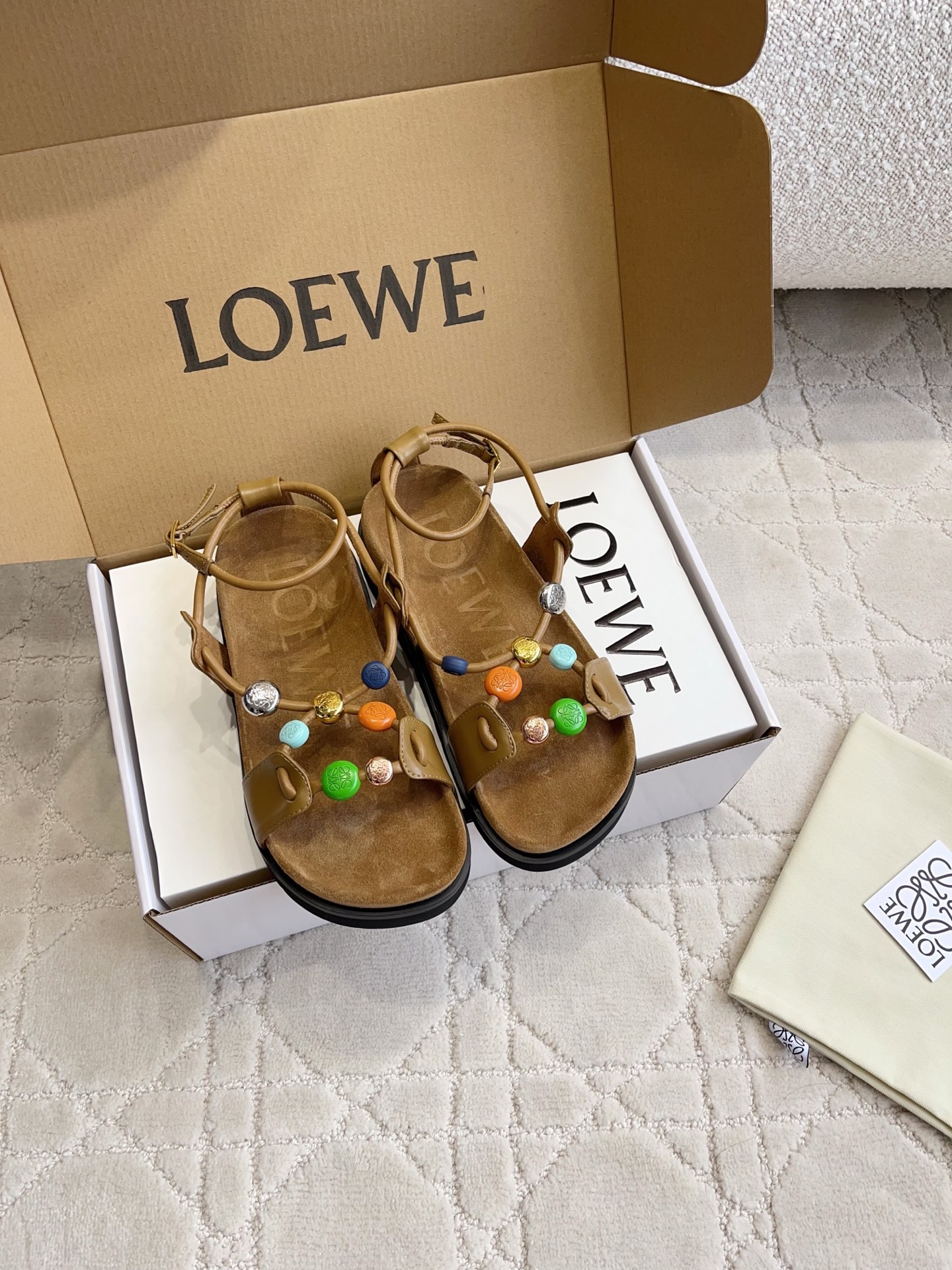 NO:816579,LOEW* new spring and summer colorful buckle thick-soled sandals  LOEWE colorful buckle thick-soled sandals with a sense of summer vitality directly bring out the sense of art and comfort. Its design has its own eye-catching properties. The colorful buttons on the upper are the soul highlight of the whole pair of shoes, like wearing a color palette on the feet. Each one reveals a playful little thought and has its own recognition. It will turn heads when walking on the road. Whether it is a simple style or a personalized style, it can easily stand out and become the most eye-catching touch in the style.  The strap design fits the shape of the foot, so you don’t have to worry about the heel falling off. It is suitable for daily commuting, shopping, and beach vacations. It is comfortable and comfortable. Cowhide upper, sheepskin lining, foam outsole, size 35-39 (customized size 40 is not returnable), sandals, loewe, sandals, cowhide, sheepskin19860909LOEW*春夏新款彩扣厚底凉鞋 自带夏日活力感的LOEWE彩扣厚底凉鞋,把艺术感和舒适感直接拉满.它的设计自带吸睛属性,鞋面上的彩色纽扣是整双鞋的灵魂亮点,像把调色盘穿在了脚上,每一颗都透着俏皮的小心思,自带辨识度,走在路上回头率直接拉满.不管是简约风还是个性风穿搭,都能靠它轻松出彩,成为造型里最亮眼的一笔. 绑带的设计贴合脚型,不用怕掉跟,日常通勤、出门逛街、海边度假穿它都合适,舒适又自在. 鞋面牛皮 内里羊皮 大底发泡大底 size35-39（40码定制不退换）,凉鞋,loewe,sandals,cowhide,sheepskin,Women's Shoes