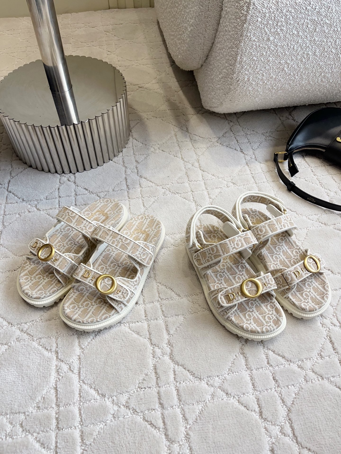 NO:816519,Dio*'s new thick-soled Velcro sandals are simple and elegant, with a metal letter logo, full of brand feeling. The thick-soled design is increased and comfortable, suitable for long-term wear. The soles are non-slip, and they are OK for daily outings or vacations. Fashionable and practical, easily improve the texture of your outfit. Upper calfskin/original cloth, lining sheepskin, original molded outsole, size 35-39 (40 41 custom-made), sandals, dior, sandals, cowhide, sheepskin19860909Dio*新款厚底魔术贴凉鞋 简约大气,搭配金属字母标志,品牌感满满.厚底设计增高又舒适,适合长时间穿着.鞋底防滑,日常出街或度假都很OK 时尚又实用,轻松提升穿搭质感 鞋面小牛皮/原版布面 内里羊皮 原版开模大底 尺码35-39（40 41定做）,凉鞋,dior,sandals,cowhide,sheepskin,Women's Shoes