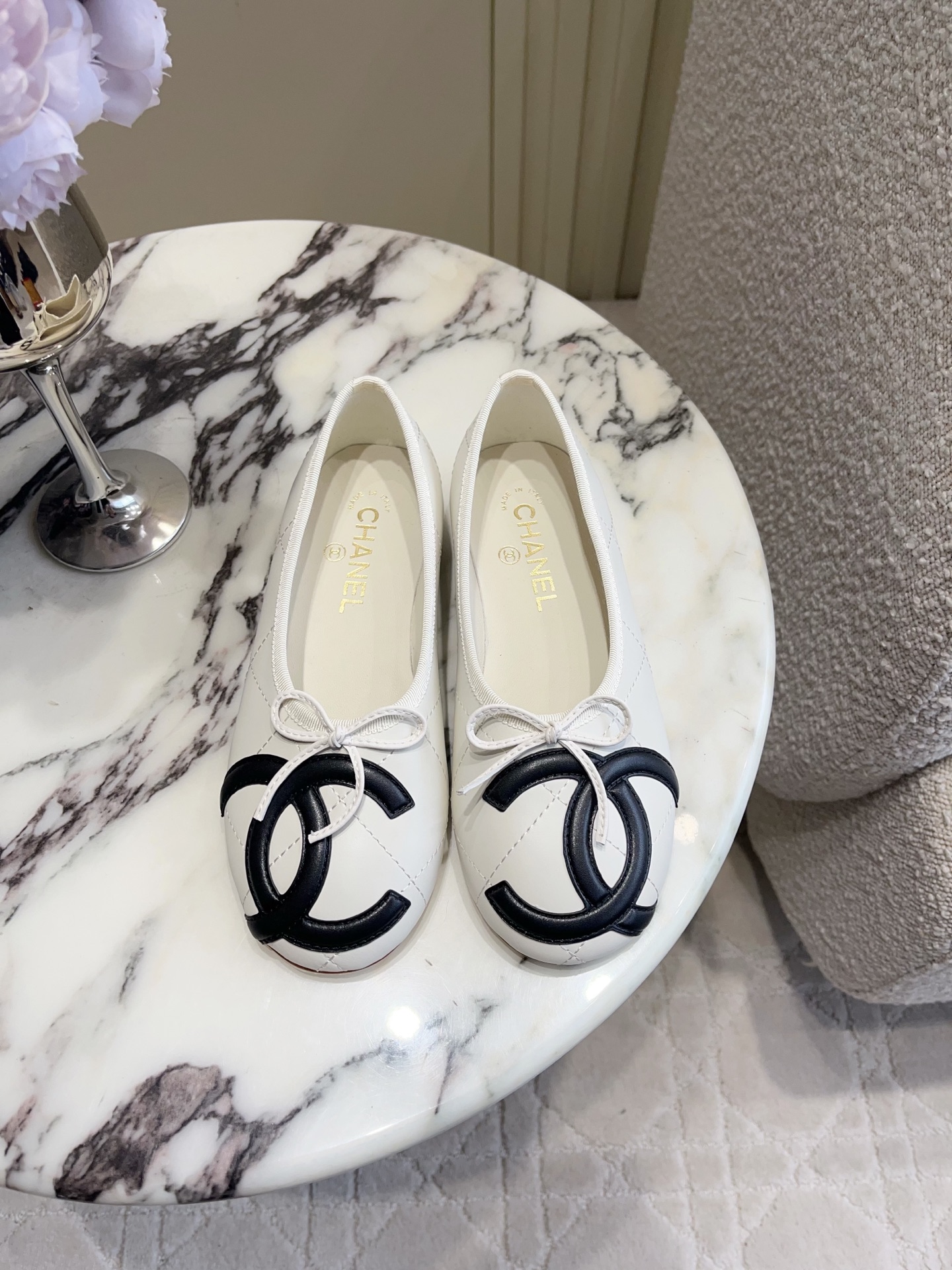 NO:816500,Chane* New Kangpeng Second-hand Flat Ballet Shoes Fragrant Granny Ballet Shoes/Elegant and Timeless Shopping Sharing is here!  Classic ballet shoes. The classic black and white color scheme and the iconic double C logo are eye-catching and unique. They are very comfortable to wear. Whether worn with skirts or trousers, you can easily achieve a sense of elegance. Sure enough, Grandma Xiang can always accurately hit my fashion heart~ Sheepskin upper, sheepskin lining, sheepskin foot pads, Italian leather outsole, size 35-39 (34 40 41)  42 Customized (non-refundable), single shoes, chanel, skirts, sheepskin, Leather soles19860909Chane* 新款康鹏中古平底芭蕾舞鞋 香奶奶芭蕾舞鞋/优雅永不过时 购物分享来啦！经典芭蕾舞鞋. 经典黑白配色,标志性双C logo 吸睛又别致.穿上脚舒适度满分,无论是搭配裙装还是裤装,都能轻松拿捏优雅感.果然,香奶奶总能精准戳中我的时尚心巴~ 鞋面羊皮 内里羊皮 垫脚羊皮 意大利真皮大底 码数35-39（34 40 41 42定制不退换）,单鞋,chanel,skirts,sheepskin,Leather soles,Women's Shoes