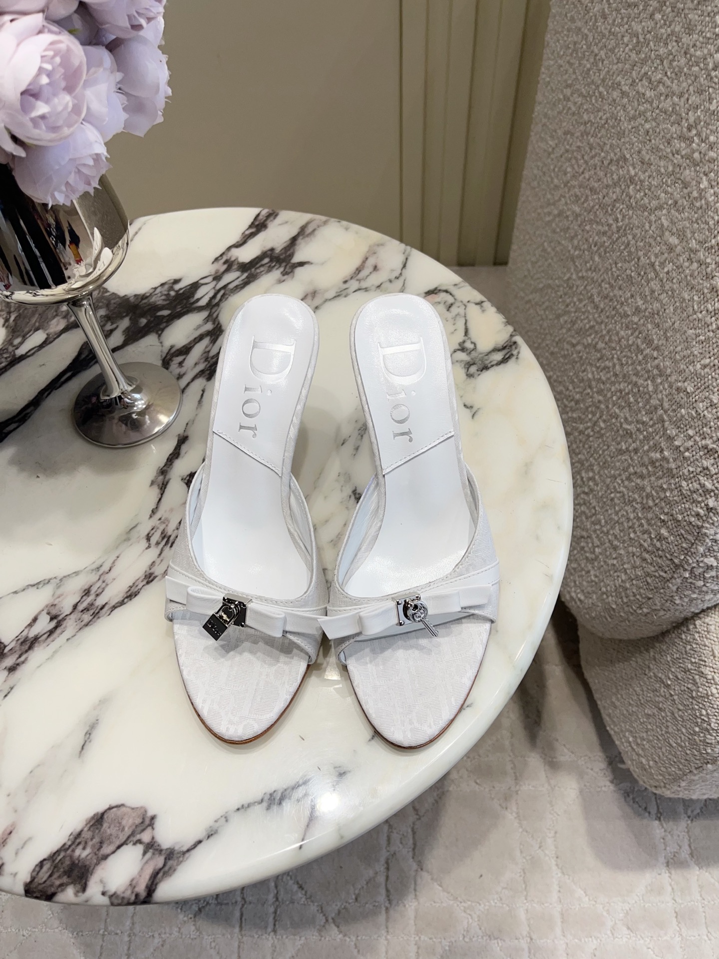 NO:816511,Dio*'s new presbyopic high-heeled sandals have a really great effect on the feet. They are super refined and noble. The shoe shape is super long-legged. Versatile for daily use. Original jacquard fabric for the upper. Top-grade mixed sheepskin for the lining. Italian genuine leather outsole. Heel height 8.5cm. Size 35-39 (34 40 41 42 customized). High-heeled shoes, dior, high heels, slippers, sheepskin, Leather soles.19860909Dio*新款老花高跟凉拖鞋 上脚效果真的绝了 超显精致贵气 鞋型超级显腿长 日常百搭 鞋面原版提花布料 内里垫脚顶级混种羊皮 意大利真皮大底 跟高8.5cm 尺码35-39（ 34 40 41 42定做）,高跟鞋拖鞋,dior,high heels,slippers,sheepskin,Leather soles,Women's Shoes