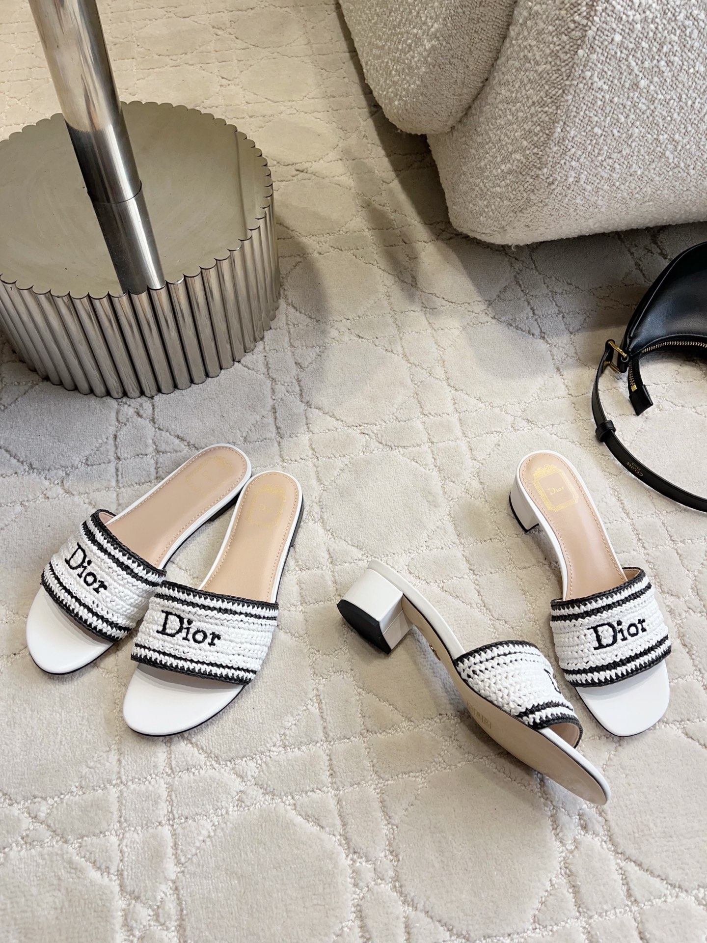 NO:816505,Dio* new straw embroidered slippers, comfortable and easy to wear, classic and versatile, original woven embroidery on the upper, sheepskin lining, Italian genuine leather outsole, flat heel/4cm, size 35-39 (40 41 customized), slippers, dior, slippers, espadrilles, sheepskin, Leather soles19860909Dio*新款草编刺绣拖鞋 舒适又好穿 经典百搭 鞋面原版编织刺绣 内里垫脚羊皮 意大利真皮大底 跟高平底/4cm 尺码35-39（40 41定做）,拖鞋,dior,slippers,espadrilles,sheepskin,Leather soles,Women's Shoes