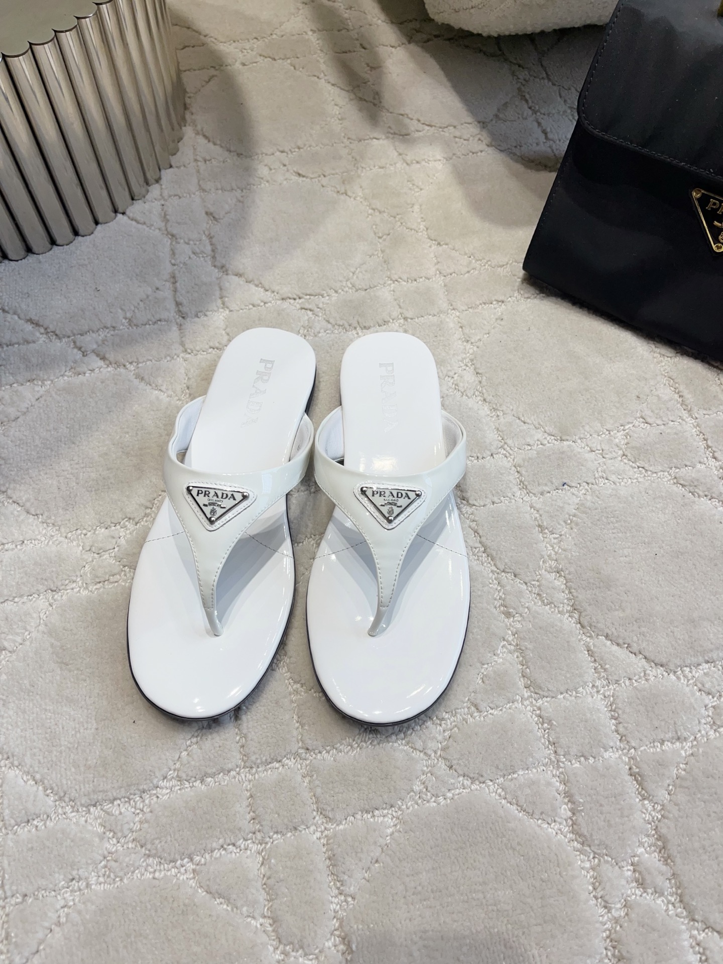 NO:816517,Prad* new triangle label flip-flops, classic triangle label, light and comfortable, simple and elegant, versatile for all ages, upper lambskin/cow patent leather, lining sheepskin, original molded outsole, size 35-39 (40 41 custom-made), split-toe shoes, prada, sheepskin19860909Prad*新款三角标夹趾人字拖 经典三角标 轻便舒适 简约大气 万年百搭款 鞋面小羊皮/牛漆皮 内里羊皮 原版开模大底 尺码35-39（40 41定做）,分趾鞋,prada,sheepskin,Women's Shoes