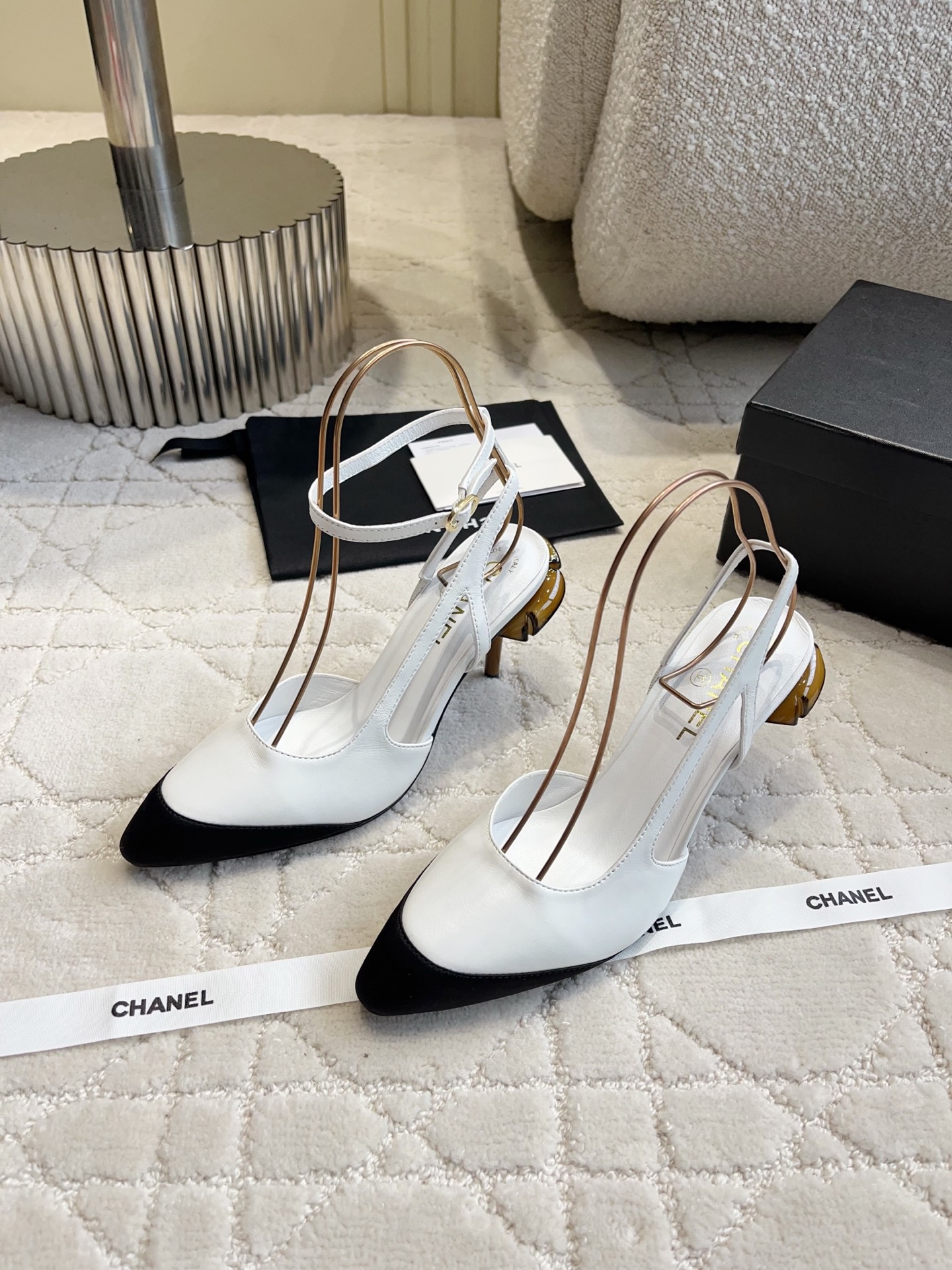 NO:818488,CHANE*'s new catwalk high-heeled shoes are like little girls who 'step on' mushrooms. They have a great sense of design. Chan's high-end sense always impresses people. It looks like a simple style, but it feels inexplicably high-end on the feet. Absolutely girly. Comfortable and easy to wear. Lambskin upper, sheepskin lining, Italian genuine leather outsole. Heel height 7.5cm. Size 35-39 (custom-made for 40 and 41). High-heeled sandals, chanel, chanel, sandals, high  heels,sheepskin,leather soles19860909CHANE*新款走秀款高跟鞋 “踩”蘑菇的小姑娘 超有设计感 香家高级感这块总让人大写的服气 看起来简单的款式 但上脚就莫名很高级 绝对的少女感 舒适好穿 鞋面小羊皮 内里垫脚羊皮 意大利真皮大底 跟高7.5cm 尺码35-39（40 41定做）,高跟鞋凉鞋,chanel,chanel,sandals,high heels,sheepskin,Leather soles,Women's Shoes
