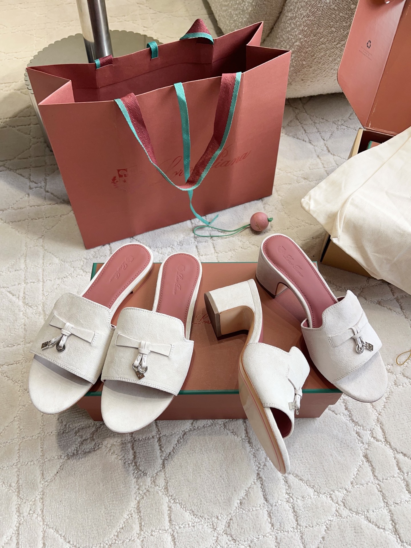 NO:818465,Flat-soled high-heeled Loro Pian*LP summer new lock Mule sandals are designed with the brand's iconic metal lock buckle as the soul. The neat straight-line silhouette is matched with a rounded toe. There is no unnecessary complicated design, but it has an effortless noble atmosphere. The soft tones available in multiple colors are suitable for different wearing scenarios, and can be easily held in place from daily commuting to casual outings.  Paired with the built-in loose buff, drapey wide-leg pants can create a casual French laziness. Paired with a simple dress, it can instantly turn into a gentle temperament. Even paired with denim items, it can create unexpected fashion sparks. Upper sheep suede, lining cowhide, foot-step cowhide, outsole Italian leather outsole size 36-40 (35 41 42 custom-made) high flat bottom / 5.5cm, slippers, loro  piana,loro piana,slippers,skirts,cowhide,Leather soles19860909平底 高跟 Loro Pian*LP夏季新款锁扣穆勒凉拖 以品牌标志性的金属锁扣为灵魂设计,利落的一字带廓形搭配圆润鞋头,没有多余繁杂设计,却自带不费力的贵气氛围.多色可选的柔和色调适配不同穿搭场景,从日常通勤到休闲出街,都能轻松hold住. 搭配上自带的松弛buff,搭配垂感阔腿裤能穿出随性的法式慵懒感,搭配简约连衣裙又能秒变温柔气质挂,甚至搭配牛仔单品也能碰撞出意想不到的时髦火花. 鞋面羊反绒 内里牛皮 垫脚牛皮 大底意大利真皮大底 size36-40（35 41 42定做） 跟高平底/5.5cm,拖鞋,loro piana,loro piana,slippers,skirts,cowhide,Leather soles,Women's Shoes