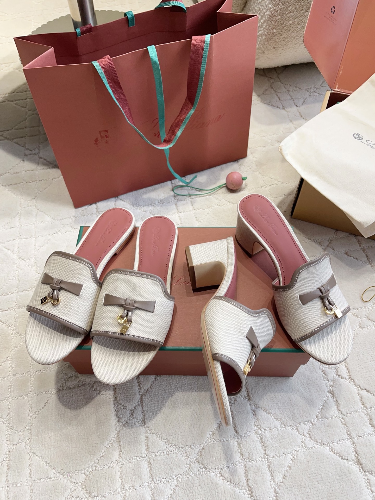 NO:818482,Flat-soled high-heeled Loro Pian*LP summer new lock Mule sandals are designed with the brand's iconic metal lock buckle as the soul. The neat straight-line silhouette is matched with a rounded toe. There is no unnecessary complicated design, but it has an effortless noble atmosphere. The soft tones available in multiple colors are suitable for different wearing scenarios, and can be easily held in place from daily commuting to casual outings.  Paired with the built-in loose buff, drapey wide-leg pants can create a casual French laziness. Paired with a simple dress, it can instantly become gentle and elegant. Even paired with denim items, it can create unexpected fashion sparks. Upper cowhide spliced cloth, lining cowhide, foot pads cowhide, Italian genuine leather outsole, size 36-40 (35 41 42 custom-made), flat heel / 5.5cm, slippers, loro  piana,loro piana,slippers,skirts,cowhide,Leather soles19860909平底 高跟 Loro Pian*LP夏季新款锁扣穆勒凉拖 以品牌标志性的金属锁扣为灵魂设计,利落的一字带廓形搭配圆润鞋头,没有多余繁杂设计,却自带不费力的贵气氛围.多色可选的柔和色调适配不同穿搭场景,从日常通勤到休闲出街,都能轻松hold住. 搭配上自带的松弛buff,搭配垂感阔腿裤能穿出随性的法式慵懒感,搭配简约连衣裙又能秒变温柔气质挂,甚至搭配牛仔单品也能碰撞出意想不到的时髦火花. 鞋面牛皮拼接布面 内里牛皮 垫脚牛皮 大底意大利真皮大底 size36-40（35 41 42定做） 跟高平底/5.5cm,拖鞋,loro piana,loro piana,slippers,skirts,cowhide,Leather soles,Women's Shoes