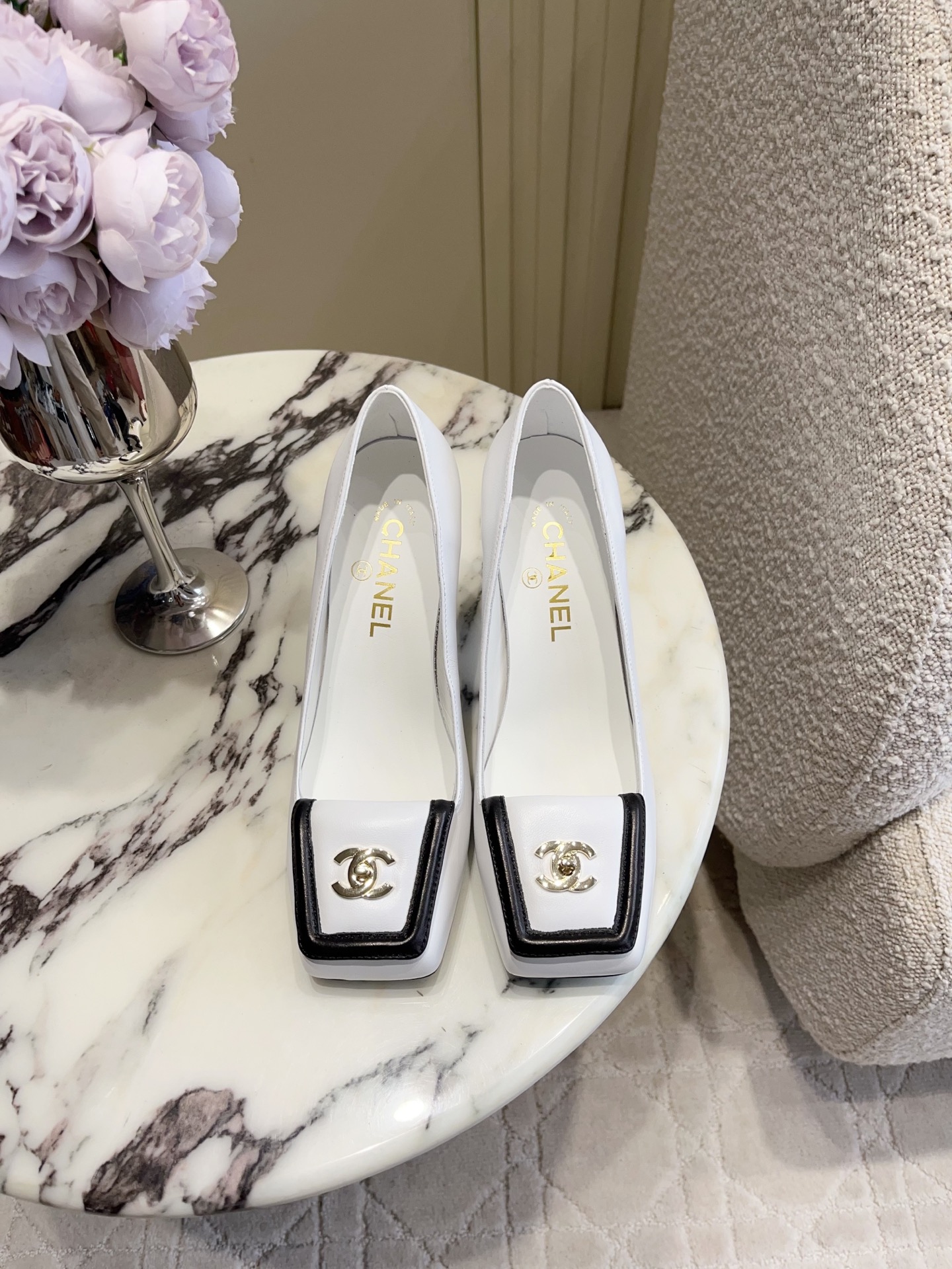 NO:818445,CHANE*'s new square-toe high-heeled shoes. Chanel's high-end sense always impresses people. It looks like a simple style, but it is inexplicably high-end on the feet. Absolutely girly. Comfortable and easy to wear. Lambskin upper, sheepskin lining, Italian genuine leather outsole. Heel height 8.5cm. Size 35-39 (40 41 custom-made), high-heeled shoes, chanel, chanel, high heels, sheepskin, Leather soles19860909CHANE*新款方头高跟单鞋 香家高级感这块总让人大写的服气 看起来简单的款式 但上脚就莫名很高级 绝对的少女感 舒适好穿 鞋面小羊皮 内里垫脚羊皮 意大利真皮大底 跟高8.5cm 尺码35-39（40 41定做）,高跟鞋单鞋,chanel,chanel,high heels,sheepskin,Leather soles,Women's Shoes