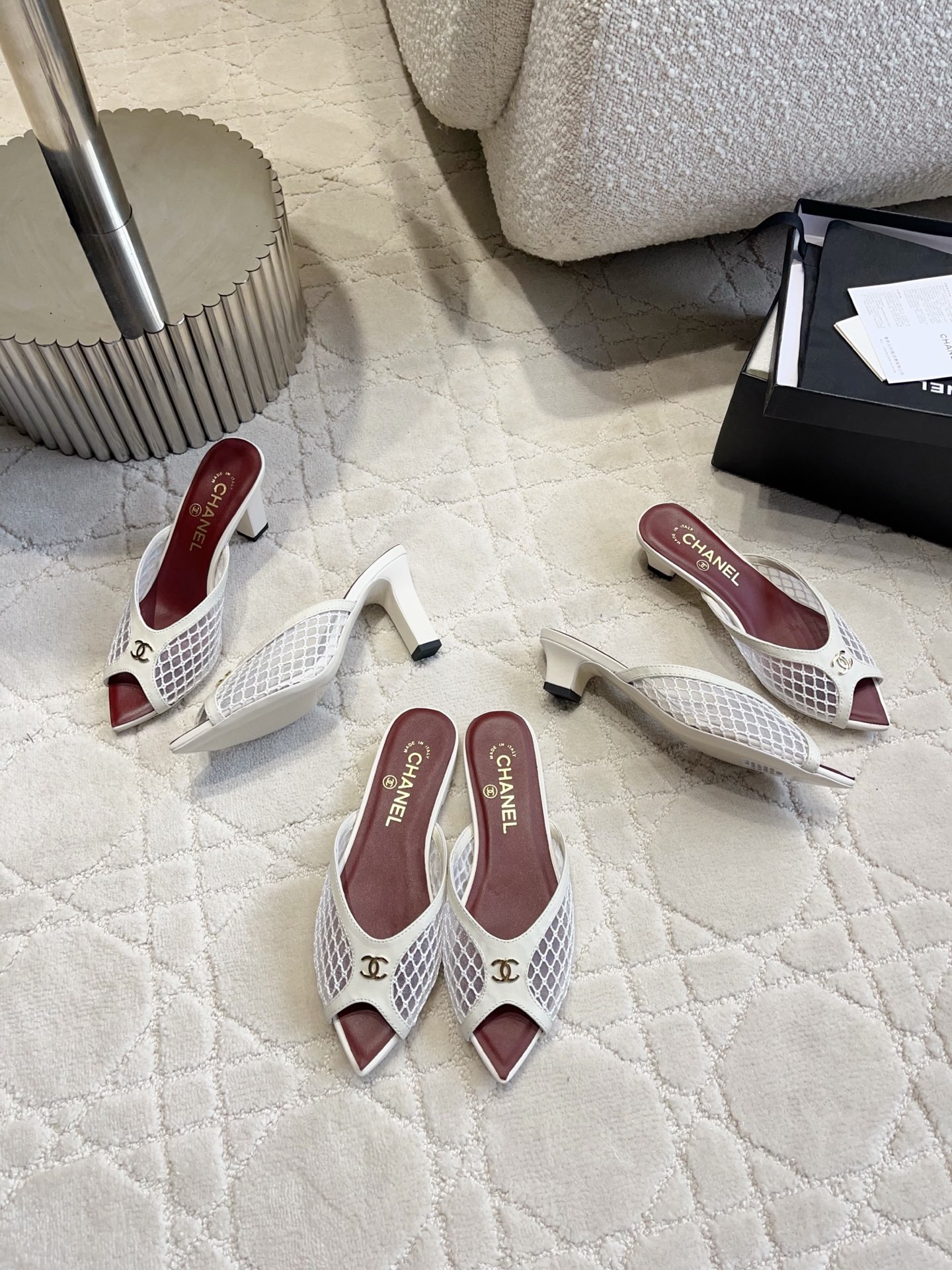 NO:818463,CHANE*'s new mesh high-heeled slippers. The high-end feel of CHANE always impresses people. It looks like a simple style, but it is inexplicably high-end on the feet. Absolutely girly, comfortable and easy to wear. Imported high-density mesh on the upper. Sheepskin for the feet. Italian leather outsole. High flat heel/3cm/7.5cm. Size 35-39 (40 41 custom-made), slippers, chanel, chanel, slippers, sheepskin, leather.  soles19860909CHANE*新款网纱高跟拖鞋 香家高级感这块总让人大写的服气 看起来简单的款式 但上脚就莫名很高级 绝对的少女感 舒适好穿 鞋面进口高密度网纱 垫脚羊皮 意大利真皮大底 跟高平底/3cm/7.5cm 尺码35-39（40 41定做）,拖鞋,chanel,chanel,slippers,sheepskin,Leather soles,Women's Shoes