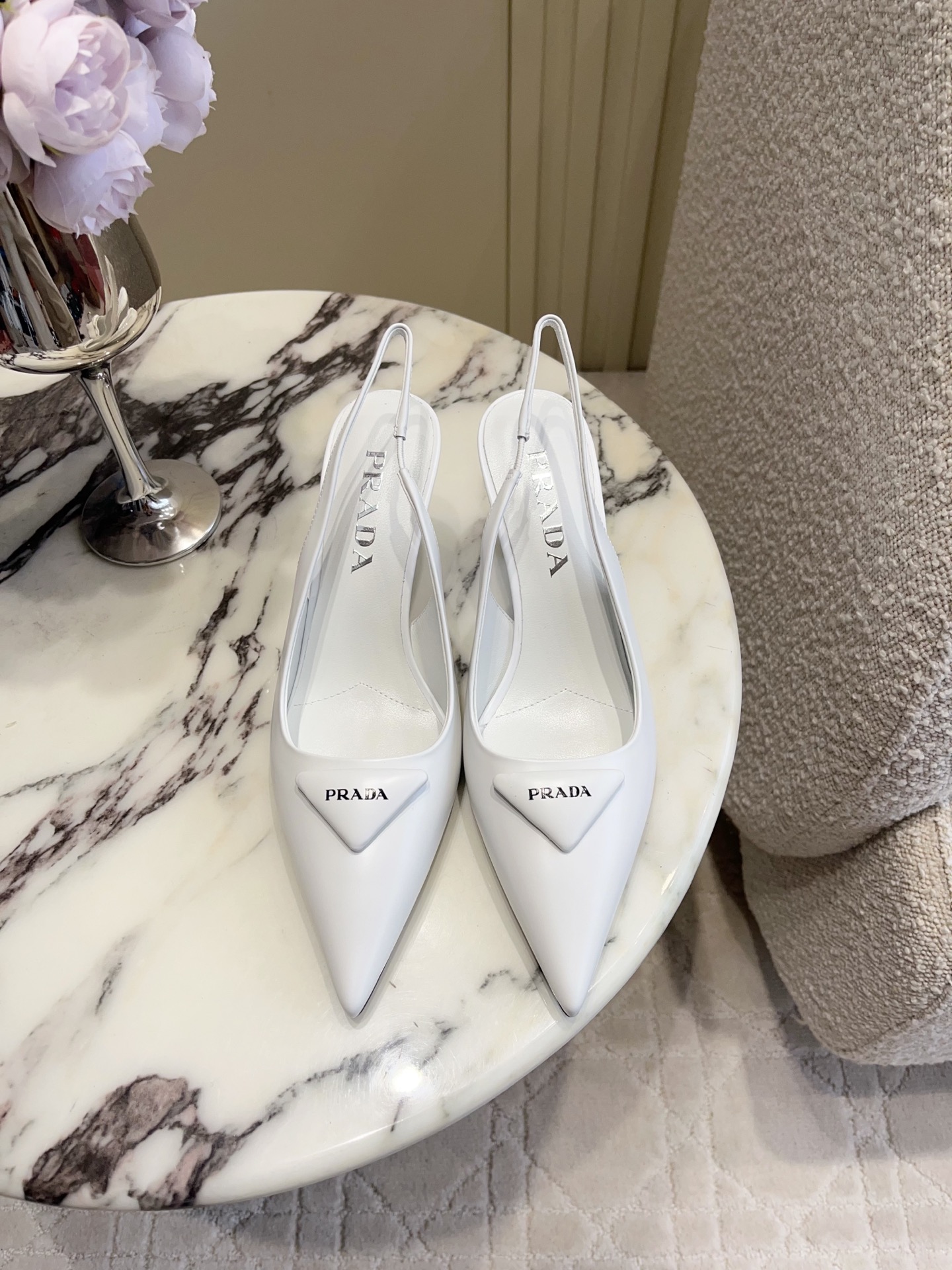 NO:818436,Top version Prad* classic triangle high heels, classic and versatile style, gentle and intellectual style, comfortable and easy to wear, original open edge beaded cowhide on the upper, sheepskin on the inside, heel height 7.5cm, Italian leather outsole, size 35-39 (34 40 41 42 customized), high heels sandals, prada, sandals, high heels, cowhide, sheepskin, Leather soles19860909顶级版本 Prad*经典款三角标高跟鞋 经典百搭款 温柔知性风 舒适好穿 鞋面原版开边珠牛皮 内里垫脚羊皮 跟高7.5cm 意大利真皮大底 尺码35-39（34 40 41 42定做）,高跟鞋凉鞋,prada,sandals,high heels,cowhide,sheepskin,Leather soles,Women's Shoes