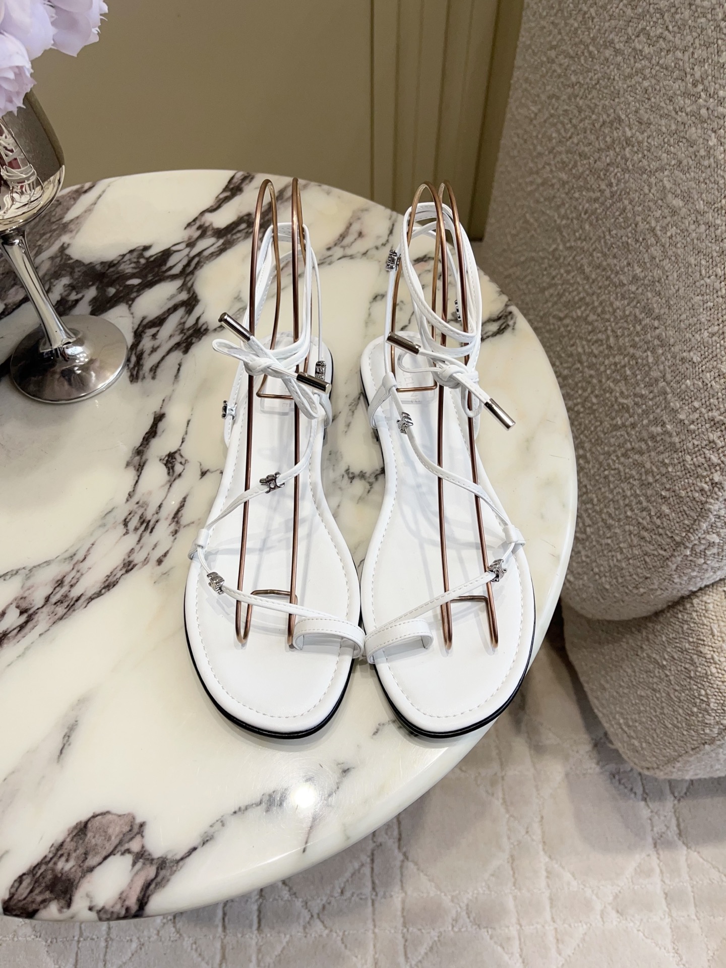 NO:818419,Celin* new flat strappy sandals, super simple, versatile and fashionable old money style, super comfortable on the feet, casually wear with a high-end feel, original molded hardware, Italian genuine leather outsole, size 35-39 (40 41 custom-made), sandals, celine, sandals, Leather soles19860909Celin*新款平底绑带凉鞋 超级简约百搭时髦的老钱风 上脚超级舒适 随意穿出高级感 原版开模五金 意大利真皮大底 尺码35-39（40 41定做）,凉鞋,celine,sandals,Leather soles,Women's Shoes