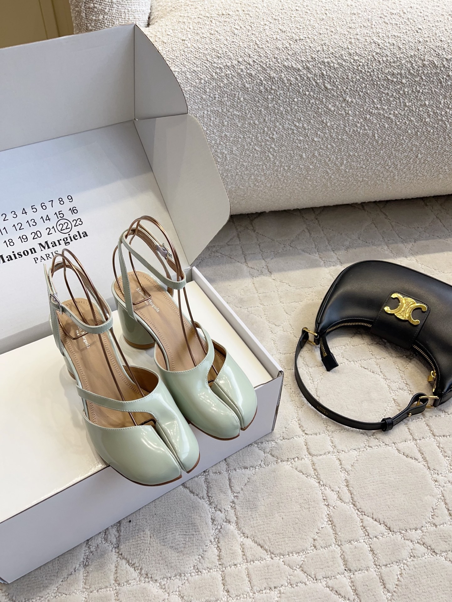 NO:922330,Maison Margiel* MM6 new split-toe high-heeled shoes. This pair of shoes perfectly combines the classic split-toe design with the lazy feel of high-heeled sandals, breaking the monotony of conventional shoes and making them recognizable. The split-toe lines are neat and memorable, and the design of the back trip strap not only ensures the convenience of putting on and taking off, but also firmly fits the shape of the foot and is not easy to slip off when walking.  Your feet won’t be tired even if you wear them for daily commuting for a long time. They are suitable with jeans, skirts or suit trousers, and you can easily get the French relaxed feeling. Cowhide upper, cowhide lining, sheepskin outsole, genuine leather outsole, size 35-39 (40, 41 and 42 sizes are customized and non-refundable). Heel height 8cm, split-toe shoes, masion margiela, sandals, high heels, skirts, jeans, business  suit,cowhide,sheepskin,leather soles19860909Maison Margiel* MM6 新款分趾高跟鞋 这双鞋把经典的分趾设计和高跟凉鞋的慵懒感结合得恰到好处,打破了常规鞋款的单调感,自带辨识度.分趾的线条利落又有记忆点,搭配后绊带的设计,既保证了穿脱的便捷性,又能牢牢贴合脚型,走路不易滑落. 日常通勤穿久了也不会累脚,搭配牛仔裤、半身裙或者西装裤都很适配,轻松拿捏法式松弛感. 鞋面牛皮 内里牛皮 垫脚羊皮 大底真皮大底 size35-39码（40 41 42码定制不退换） 跟高8cm,分趾鞋,masion margiela,sandals,high heels,skirts,jeans,business suit,cowhide,sheepskin,Leather soles,Women's Shoes