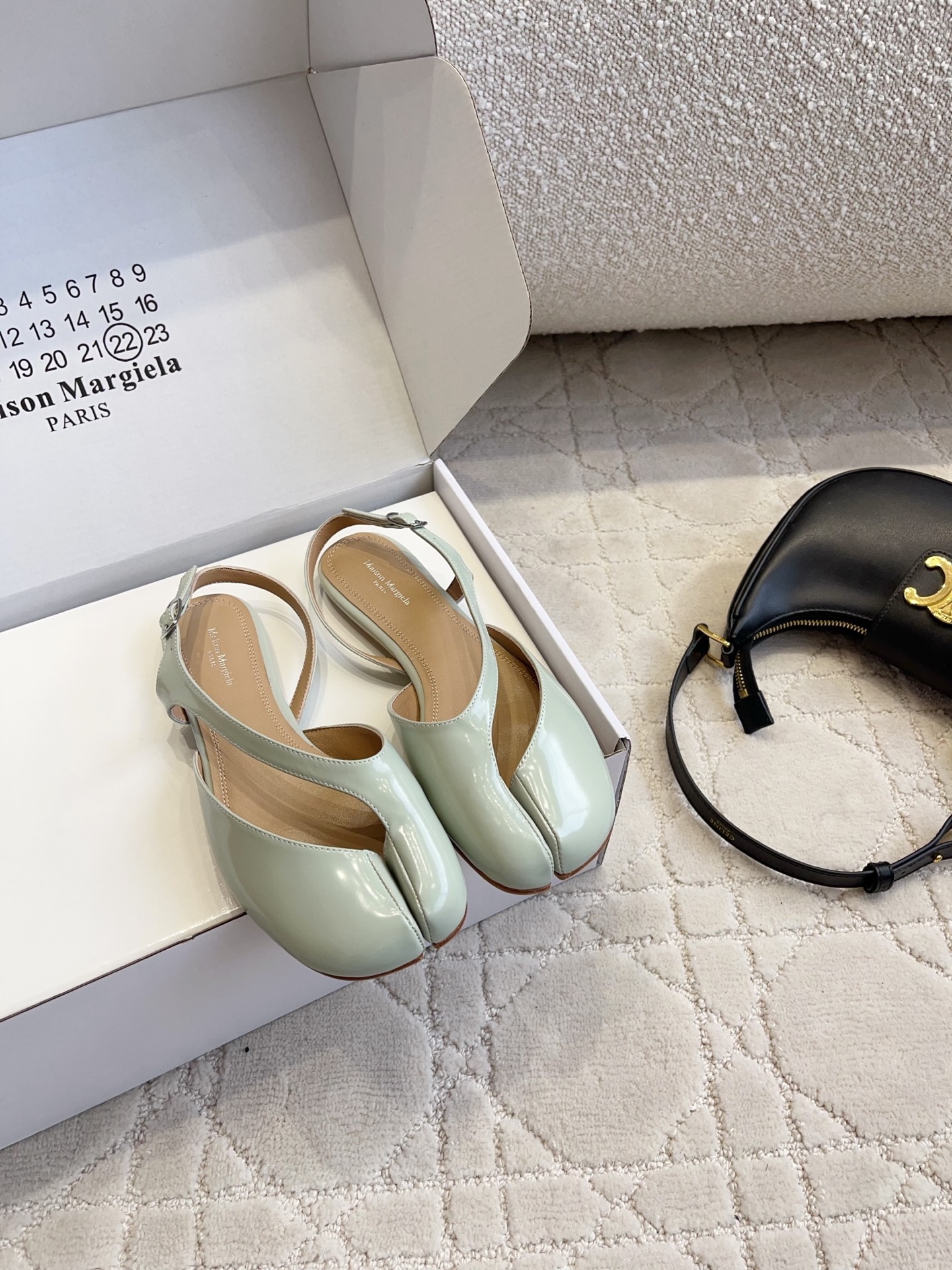 NO:922277,Maison Margiel* MM6 new split-toe shoes. This pair of shoes perfectly combines the classic split-toe design with the lazy feel of high-heeled sandals, breaking the monotony of conventional shoes and making them recognizable. The split-toe lines are neat and memorable, and the design of the back trip strap not only ensures the convenience of putting on and taking off, but also firmly fits the shape of the foot and is not easy to slip off when walking.  Your feet won’t be tired even if you wear them for daily commuting for a long time. They are suitable for pairing with jeans, skirts or suit trousers, and you can easily get the French relaxed feeling. Cowhide upper, cowhide lining, sheepskin outsole, genuine leather outsole, size 35-39 (40, 41, 42 sizes are customized and non-refundable), split-toe shoes, masion margiela, sandals, skirts, jeans, business suit, cowhide, sheepskin, Leather soles19860909Maison Margiel* MM6 新款分趾后空鞋 这双鞋把经典的分趾设计和高跟凉鞋的慵懒感结合得恰到好处,打破了常规鞋款的单调感,自带辨识度.分趾的线条利落又有记忆点,搭配后绊带的设计,既保证了穿脱的便捷性,又能牢牢贴合脚型,走路不易滑落. 日常通勤穿久了也不会累脚,搭配牛仔裤、半身裙或者西装裤都很适配,轻松拿捏法式松弛感. 鞋面牛皮 内里牛皮 垫脚羊皮 大底真皮大底 size35-39码（40 41 42码定制不退换）,分趾鞋,masion margiela,sandals,skirts,jeans,business suit,cowhide,sheepskin,Leather soles,Women's Shoes