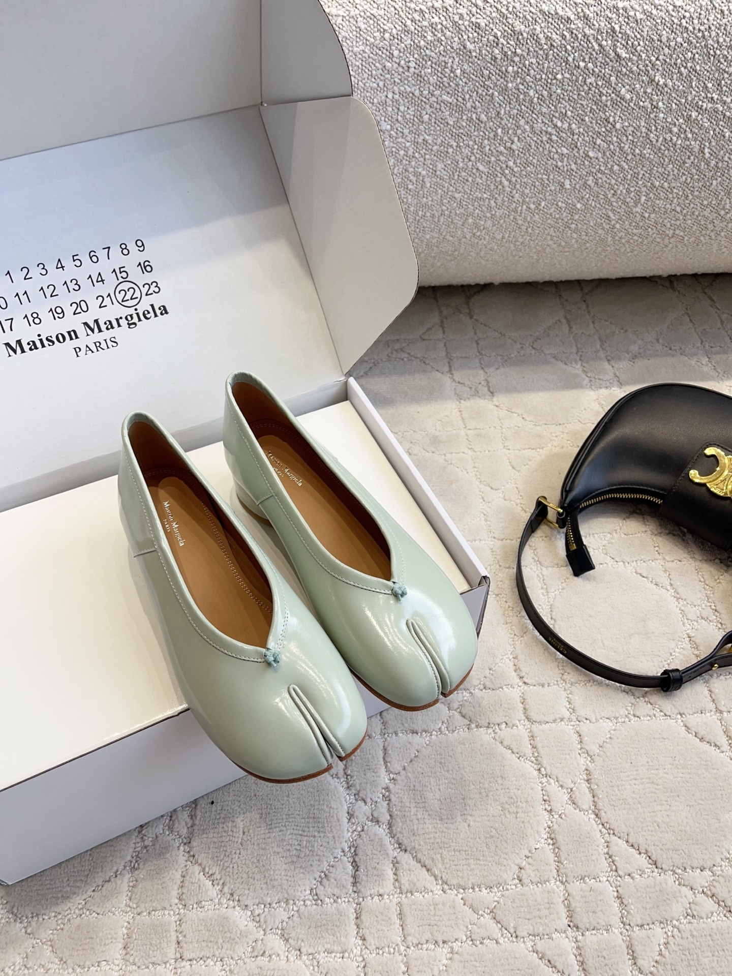 NO:922280,Maison Margiel* MM6 new split-toe shoes. This pair of shoes perfectly combines the classic split-toe design with the lazy feel of high-heeled sandals. It breaks the monotony of conventional shoes and is self-recognizable. The split-toe lines are neat and memorable, and the design of the back trip strap not only ensures the convenience of putting on and taking off, but also firmly fits the shape of the foot and is not easy to slip off when walking.  Your feet won’t be tired even if you wear them for daily commuting. They are suitable with jeans, skirts or suit trousers, and you can easily get the French relaxed feeling. Cowhide upper, cowhide lining, sheepskin outsole, genuine leather outsole, size 35-39 (40, 41 and 42 sizes are customized and non-refundable). Heel height 3cm, split-toe shoes, masion margiela, sandals, skirts, jeans, suitbusiness, cowhide, sheepskin, Leather  soles19860909Maison Margiel* MM6 新款分趾鞋 这双鞋把经典的分趾设计和高跟凉鞋的慵懒感结合得恰到好处,打破了常规鞋款的单调感,自带辨识度.分趾的线条利落又有记忆点,搭配后绊带的设计,既保证了穿脱的便捷性,又能牢牢贴合脚型,走路不易滑落. 日常通勤穿久了也不会累脚,搭配牛仔裤、半身裙或者西装裤都很适配,轻松拿捏法式松弛感. 鞋面牛皮 内里牛皮 垫脚羊皮 大底真皮大底 size35-39码（40 41 42码定制不退换） 跟高3cm,分趾鞋,masion margiela,sandals,skirts,jeans,business suit,cowhide,sheepskin,Leather soles,Women's Shoes