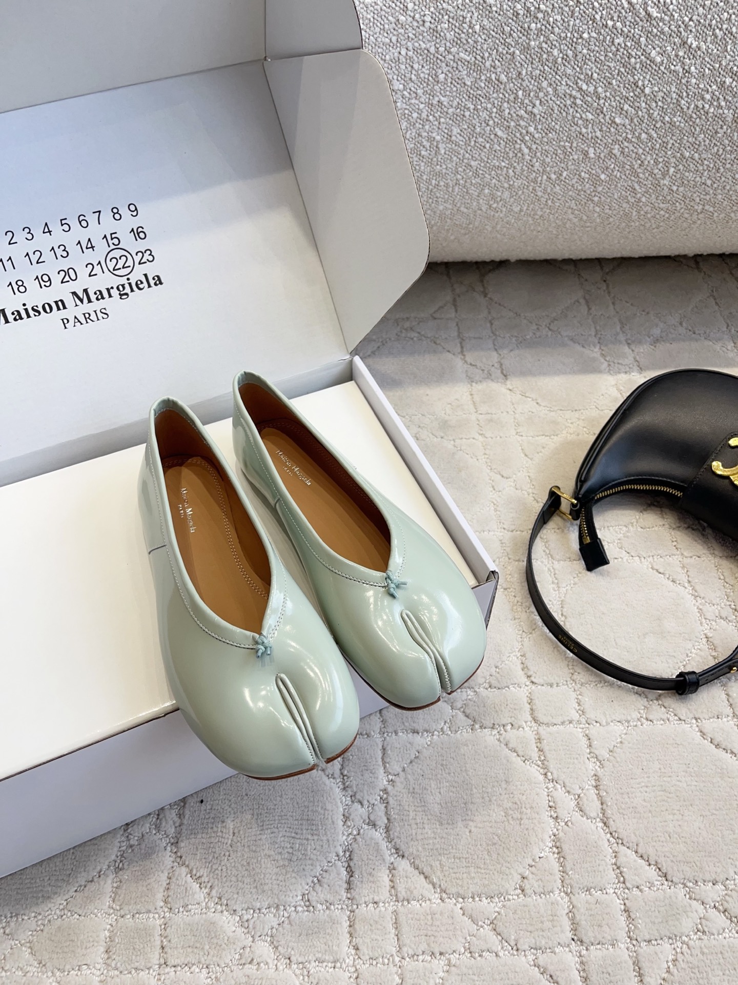 NO:922286,Maison Margiel* MM6 new split-toe shoes. This pair of shoes perfectly combines the classic split-toe design with the lazy feel of high-heeled sandals. It breaks the monotony of conventional shoes and is self-recognizable. The split-toe lines are neat and memorable, and the design of the back trip strap not only ensures the convenience of putting on and taking off, but also firmly fits the shape of the foot and is not easy to slip off when walking.  Your feet won’t be tired even if you wear them for daily commuting for a long time. They are suitable for pairing with jeans, skirts or suit trousers, and you can easily get the French relaxed feeling. Cowhide upper, cowhide lining, sheepskin outsole, genuine leather outsole, size 35-39 (40, 41, 42 sizes are customized and non-refundable), split-toe shoes, masion margiela, sandals, skirts, jeans, business suit, cowhide, sheepskin, Leather soles19860909Maison Margiel* MM6 新款分趾鞋 这双鞋把经典的分趾设计和高跟凉鞋的慵懒感结合得恰到好处,打破了常规鞋款的单调感,自带辨识度.分趾的线条利落又有记忆点,搭配后绊带的设计,既保证了穿脱的便捷性,又能牢牢贴合脚型,走路不易滑落. 日常通勤穿久了也不会累脚,搭配牛仔裤、半身裙或者西装裤都很适配,轻松拿捏法式松弛感. 鞋面牛皮 内里牛皮 垫脚羊皮 大底真皮大底 size35-39码（40 41 42码定制不退换）,分趾鞋,masion margiela,sandals,skirts,jeans,business suit,cowhide,sheepskin,Leather soles,Women's Shoes