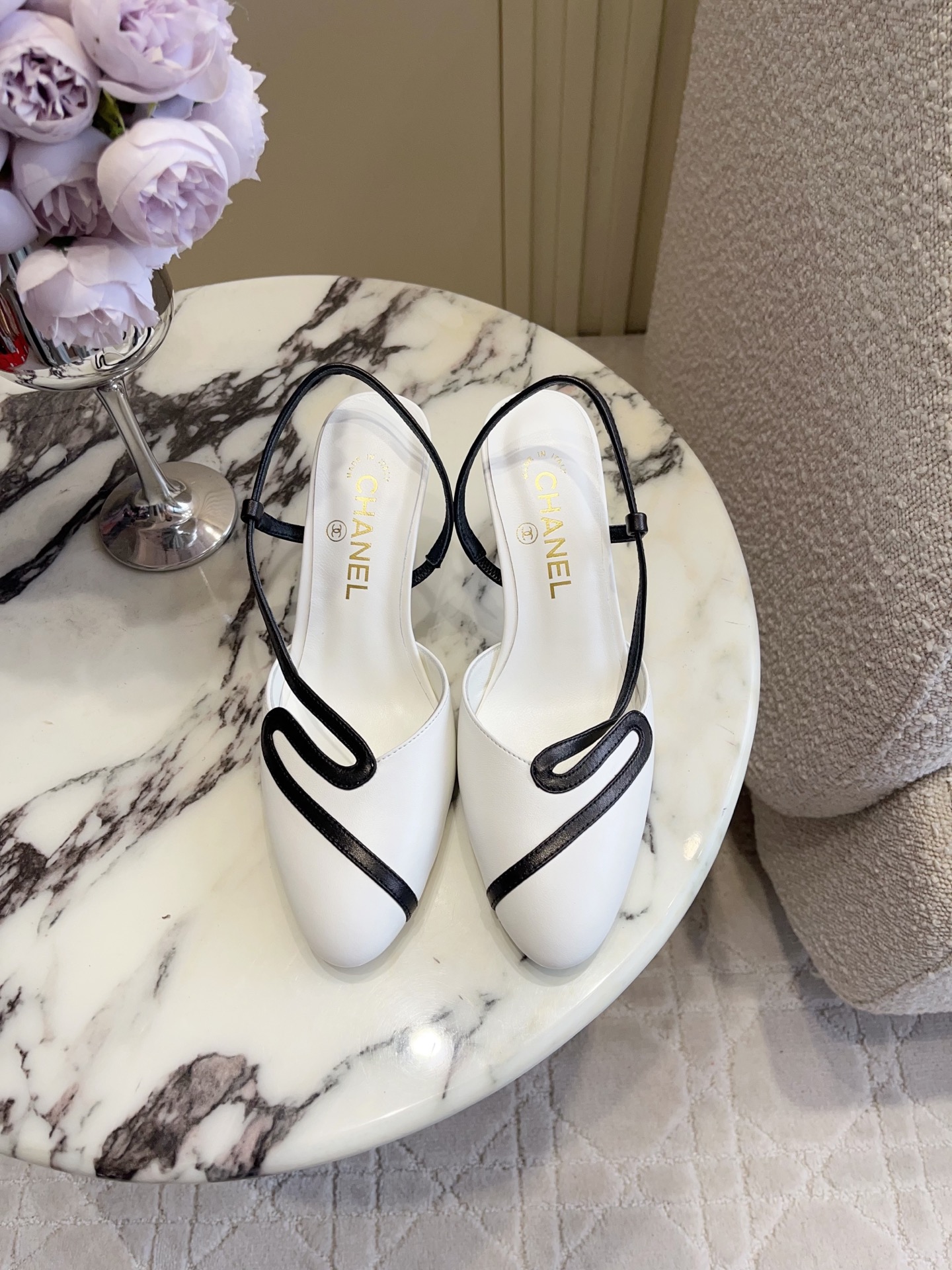 NO:901467,CHANE*'s new color-blocked high-heeled shoes. The high-end sense of Chanel always impresses people. It looks like a simple style, but it is inexplicably high-end on the feet. Absolutely girly feeling. Comfortable and easy to wear. Lambskin upper, sheepskin lining, Italian genuine leather outsole. Heel height 7.5cm. Size 35-39 (40 41 custom-made), high-heeled sandals, chanel, chanel, sandals, high heels, sheepskin, Leather soles19860909CHANE*新款拼色高跟鞋 香家高级感这块总让人大写的服气 看起来简单的款式 但上脚就莫名很高级 绝对的少女感 舒适好穿 鞋面小羊皮 内里垫脚羊皮 意大利真皮大底 跟高7.5cm 尺码35-39（40 41定做）,高跟鞋凉鞋,chanel,chanel,sandals,high heels,sheepskin,Leather soles,Women's Shoes