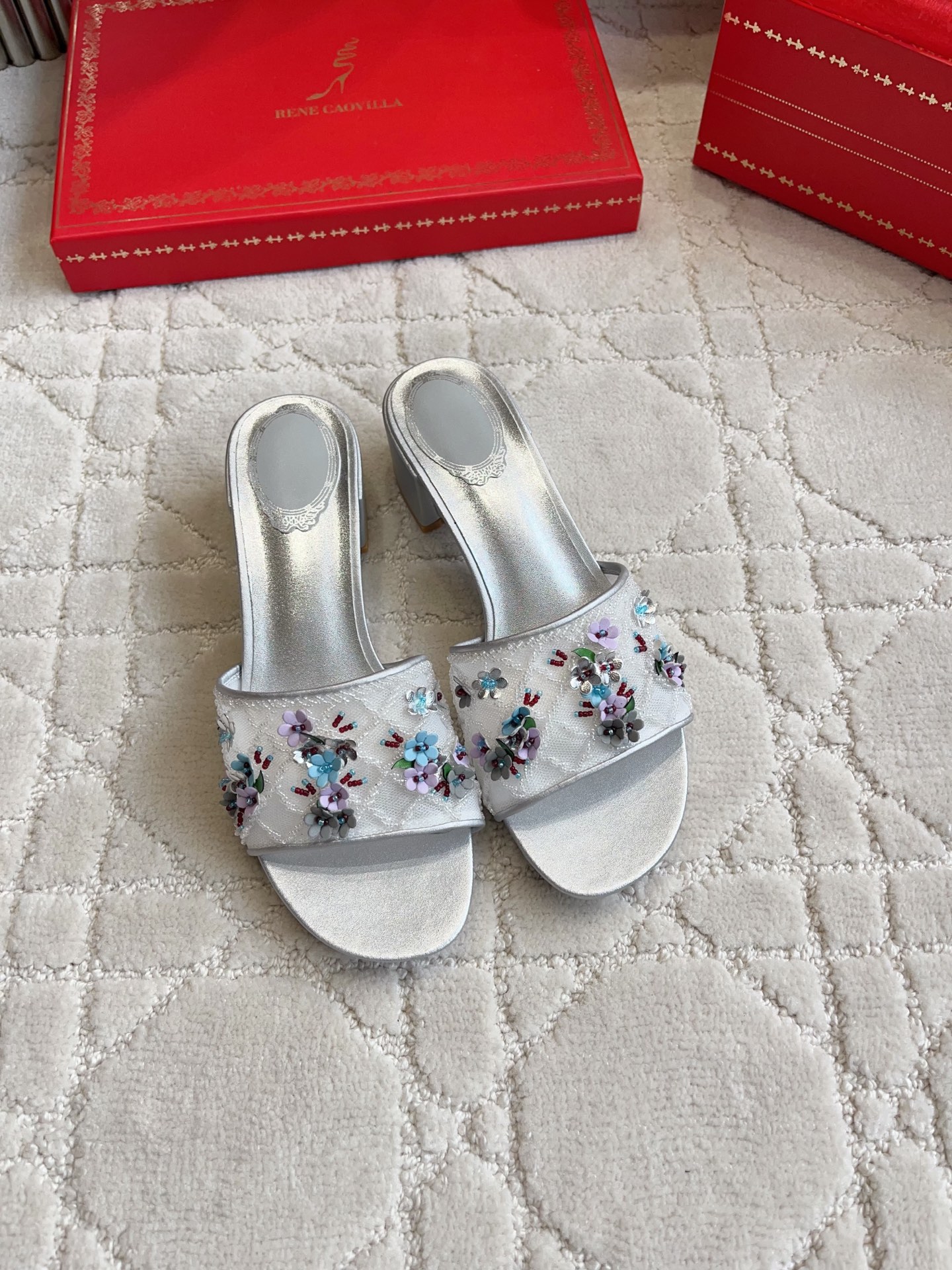NO:874275,Slippers with empty back Ren* Caovill* heavy mesh beading series high heels bling bling is exquisite and can be called a handicraft. The upper is purely hand-beaded with flowers. Sheepskin foot pads. Italian genuine leather outsole. Heel height 4.5cm/7.5cm. Size 35-39 (34 40 41 42 43 customized), sandals, sandals, high heels, slippers, sheepskin, Leather soles.19860909拖鞋 后空 Ren* Caovill*重工网纱钉珠系列高跟鞋 bling bling精致逼人 堪称工艺品 鞋面纯手工钉珠片花朵 垫脚羊皮 意大利真皮大底 跟高4.5cm/7.5cm 尺码35-39（34 40 41 42 43定做）,凉鞋,sandals,high heels,slippers,sheepskin,Leather soles,Women's Shoes