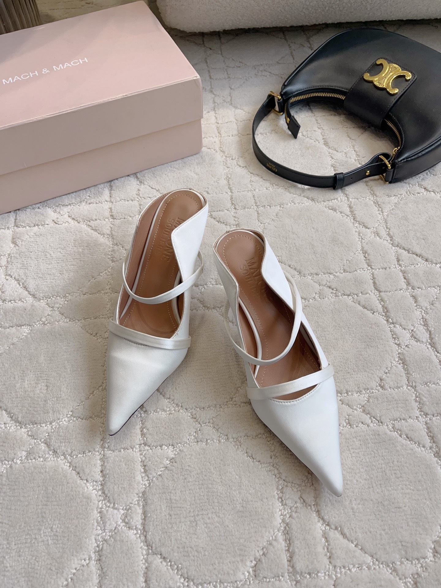 NO:876811,MALONE Minimalist pointed-toe thin-strap half-drag high heels｜Ambient atmosphere Who can resist this pair of pointed-toe half-drags that are full of elegance!  The neat pointed toe perfectly modifies the foot shape, the double thin straps wrap around the upper to reduce bloat, the heelless and half-drag design makes it easy to put on and take off, and the slender high heels make your legs straight and slender while walking steadily. You can switch between gentle style and royal sister style with one click. Pair it with a satin suspender skirt to look like a gentle sister, pair it with a suit and wide-leg trousers to become a smart professional person in an instant, and pair it with a slim little black skirt to directly enhance the aura of a dinner party.  It can be worn for daily commuting, tea dates, light business gatherings, and birthday parties. It is light on the feet and not stuffy. It comes with exquisite filters for casual photos. It is a must-have versatile shoe for the spring and summer shoe cabinet!  Silk/cowhide upper, sheepskin lining, Italian genuine leather outsole, heel height 8cm, size 35-39 (customized 40 41 42), semi-high heels, high heels, skirts, business suit, cowhide, sheepskin, real silk, Leather soles19860909MALONE 极简尖头细带半拖高跟｜氛围感天菜  谁能拒绝这双显贵感拉满的尖头半拖！利落尖鞋头狠狠修饰脚型,双细带缠绕鞋面弱化臃肿,无后跟半拖设计穿脱超省事,纤细高跟走路稳还衬得双腿笔直修长.  温柔风、御姐风一键切换.搭缎面吊带裙是温柔姐姐,配西装阔腿裤秒变干练职场人,搭配修身小黑裙直接拿捏晚宴气场. 日常通勤、约会下午茶、轻商务聚会、生日小派对都能穿,上脚轻盈不闷脚,随手拍都自带精致滤镜,春夏鞋柜刚需百搭战鞋！ 鞋面真丝/牛皮 内里垫脚羊皮 意大利真皮大底 跟高8cm 尺码35-39（40 41 42定做）,半拖高跟鞋,high heels,skirts,business suit,cowhide,sheepskin,real silk,Leather soles,Women's Shoes