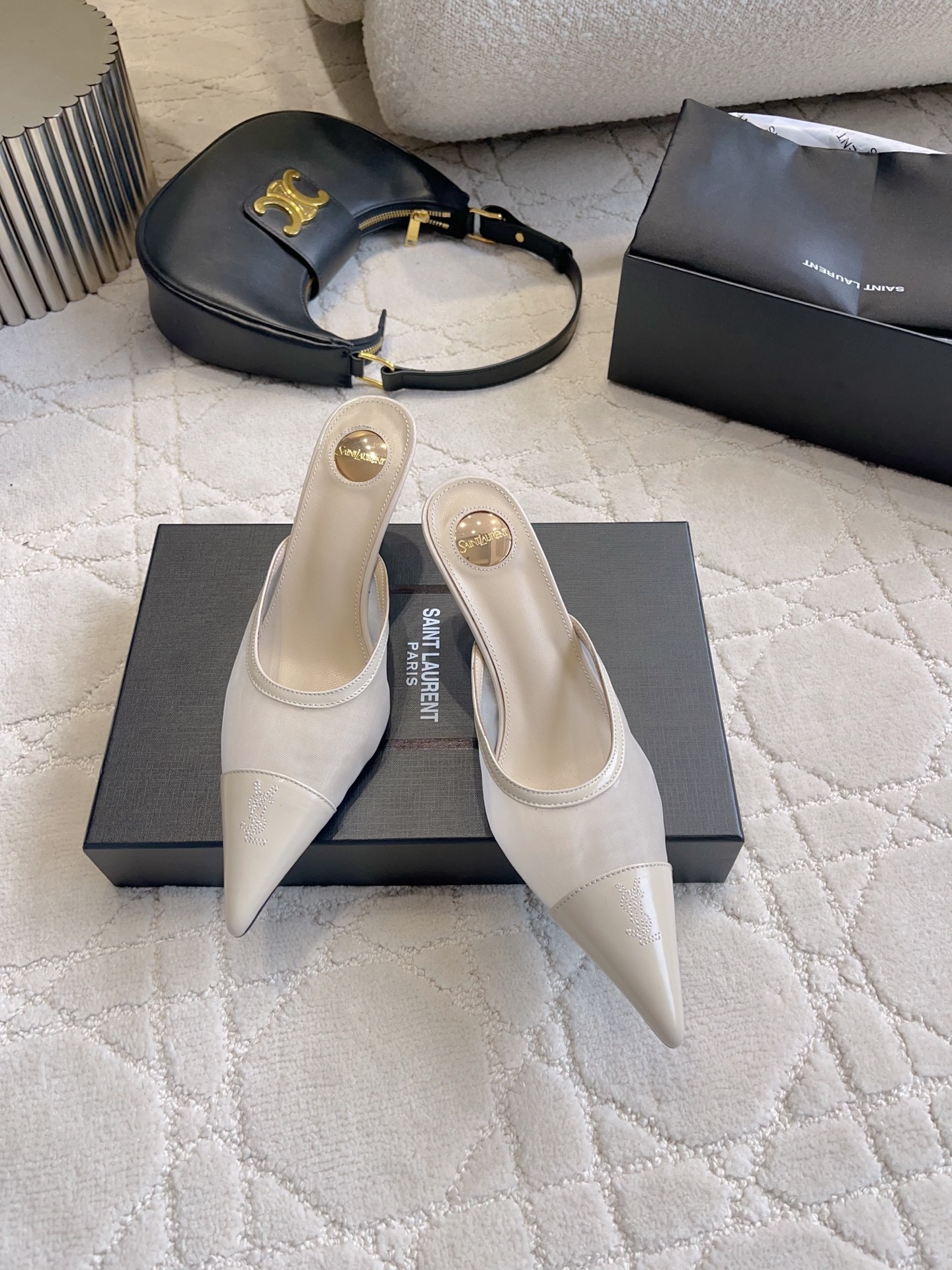 NO:874368,YS* Yang Shulin’s new pointed-toe spliced ​​stiletto high heels | Atmosphere Yujie Benming Shoes Who knows the high-end feel of these high heels!  The sharp pointed toe elongates the foot line, the toe is made of bright leather and breathable mesh, and the layers of texture are directly stretched out. The stiletto heel modifies the shape of the legs, and there are two versions available, back strap and half drag.  The matching error rate is very high. Pair it with a drapey suit skirt for smart commuting. Pair it with a satin suspender skirt for gentleness and elegance. The top of the little black skirt can directly match the aura of a date. It is suitable for commuting to work, afternoon tea dates, and small dinner parties. It is light on the feet and does not wear your feet. It comes with exquisite filters for casual photos. It is a must-have shoe to enhance your temperament!  Upper cowhide stitching mesh, foot pads sheepskin, Italian genuine leather outsole, heel height 7.5cm, size 35-39 (customized 40 41 42), high heels, high heels, skirts, business suit, cowhide, sheepskin, Leather soles19860909YS* 杨树林新款尖头拼接细跟高跟｜氛围感御姐本命鞋  谁懂这双高跟的高级感！锐利尖头狠狠拉长脚部线条,鞋头亮面皮拼接透气网面,质感层次直接拉满,细高跟修饰腿型超绝,还有后绊带、半拖两种版型可选.  搭配容错率超高,搭垂感西装裙干练通勤,配缎面吊带裙温柔显贵,小黑裙上身直接拿捏约会气场.通勤上班、下午茶约会、小型晚宴都适配,上脚轻盈不磨脚,随手拍都自带精致滤镜,提升气质的刚需战鞋！ 鞋面牛皮拼接网纱 垫脚羊皮 意大利真皮大底 跟高7.5cm 尺码35-39（40 41 42定做）,高跟鞋,high heels,skirts,business suit,cowhide,sheepskin,Leather soles,Women's Shoes
