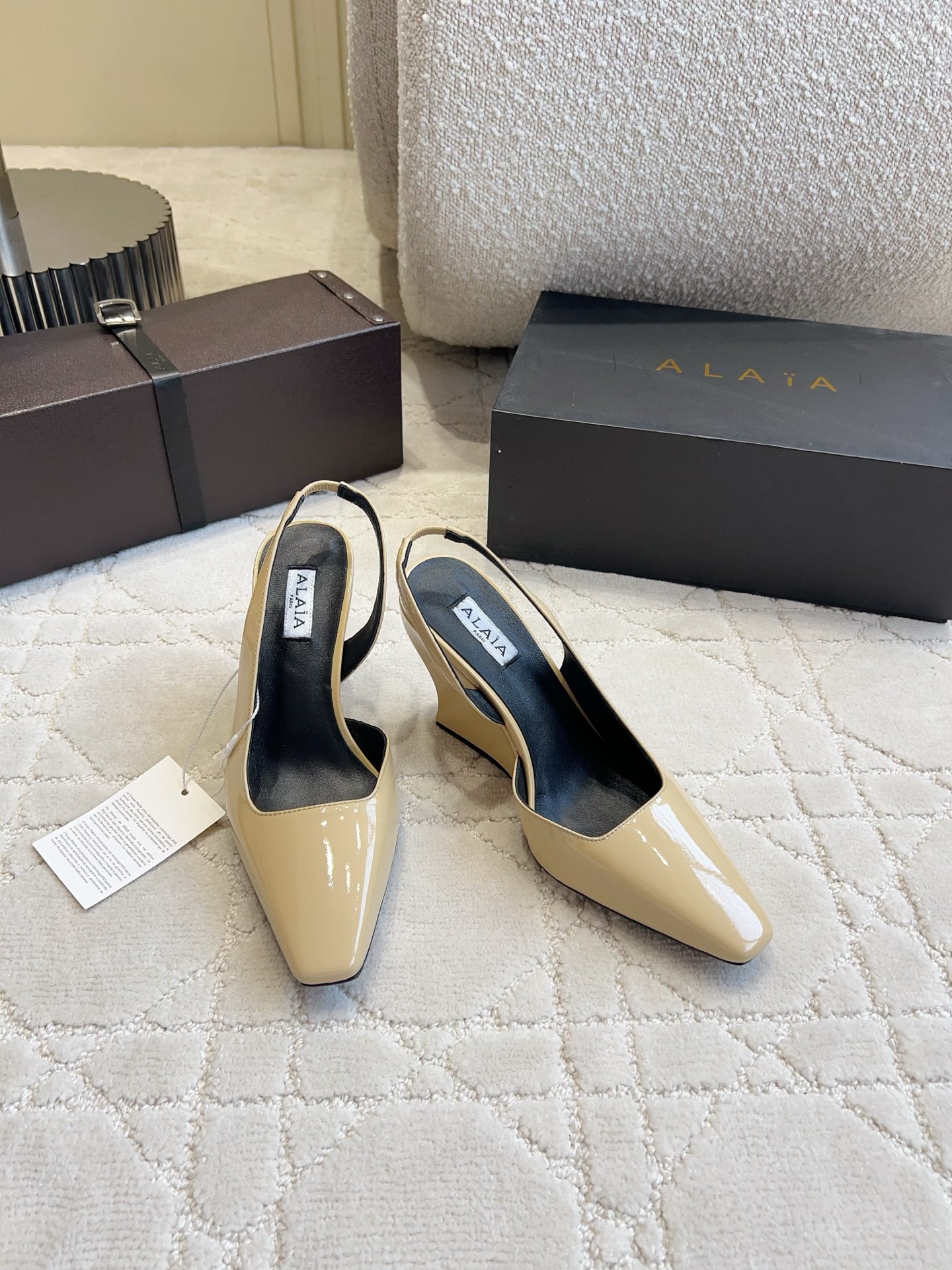 NO:876884,ALA* wedge heel back hollow pointed toe sandals Fengshen special shaped wedge heel sandals are here!  Neat pointed toe + back strap design, suede and patent leather fabrics, multiple colors, sharp and charming lines, straight out the femininity. The one-piece special-shaped wedge heel technology is stable and does not sway the feet, the interior is delicate and skin-friendly, and the back strap fits the ankle without losing the heel. It increases height and is easier to control than stiletto heels. It is suitable for dates, commuting, and dinners. The upper toes modify the shape of the legs to be super slim, and the cool and high-end atmosphere is instantly achieved.  Upper cowhide/sheep suede, inner padding sheepskin, Italian genuine leather outsole, heel height 9.5cm, size 35-39 (customized 40 41), high heels sandals, sandals, high heels, cowhide, sheepskin, chamois leather, Leather soles19860909ALA*坡跟后空尖头凉鞋 封神款异形坡跟凉鞋来啦！利落小尖头+后绊带设计,麂皮、亮漆皮多种面料,多款配色,线条锋利又妩媚,女人味直接拉满. 一体成型异形坡跟工艺稳固不晃脚,内里细腻亲肤,后绊带贴合脚踝不掉跟.增高同时比细高跟更好驾驭,约会、通勤、晚宴都适配,上脚修饰腿型超显瘦,冷艳高级的氛围感瞬间拿捏. 鞋面牛皮/羊反绒 内里垫脚羊皮 意大利真皮大底 跟高9.5cm 尺码35-39（40 41定做）,高跟鞋凉鞋,sandals,high heels,cowhide,sheepskin,chamois leather,Leather soles,Women's Shoes