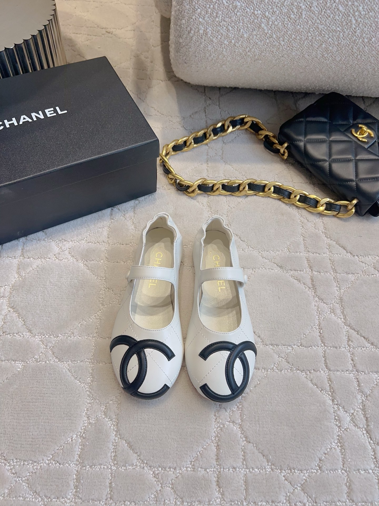 NO:876488,CHANE* color-blocked double C Mary Jane shoes. Chan's new Mary Jane shoes are gentle to the core!  The round toe is matched with a simple one-word buckle, and the contrasting three-dimensional double C logo on the shoe body is very eye-catching. The fine diamond-grained leather has a classic French temperament. It is carefully sewn with fine sheepskin, the hemming is fine and neat, and the shoe mouth is slightly loose and wrinkled so as not to strangle the ankle. The flat soft insole feels soft and waxy on the feet, making it stress-free for daily running. It is suitable for small fragrant skirts and jeans. It has a retro rich atmosphere and can be easily held on commuting and dating.  Lambskin upper, sheepskin lining, Italian genuine leather outsole, size 35-39 (customized 40 41), single shoes, chanel, chanel, mary jane, skirts, jeans, sheepskin, Leather soles19860909CHANE*拼色双C玛丽珍鞋 香家新款玛丽珍温柔到骨子里！圆润鞋头搭配简约一字搭扣,鞋身撞色立体双C标识超吸睛,菱格细纹皮革自带经典法式气质. 甄选细腻羊皮精工缝制,包边走线细腻工整,鞋口微松褶皱设计不勒脚踝.平底软鞋垫脚感软糯,日常暴走无压力,配小香风半裙、牛仔裤都适配,复古千金氛围感拉满,通勤约会轻松hold住. 鞋面小羊皮 内里垫脚羊皮 意大利真皮大底 尺码35-39（40 41定做）,单鞋,chanel,chanel,mary jane,skirts,jeans,sheepskin,Leather soles,Women's Shoes