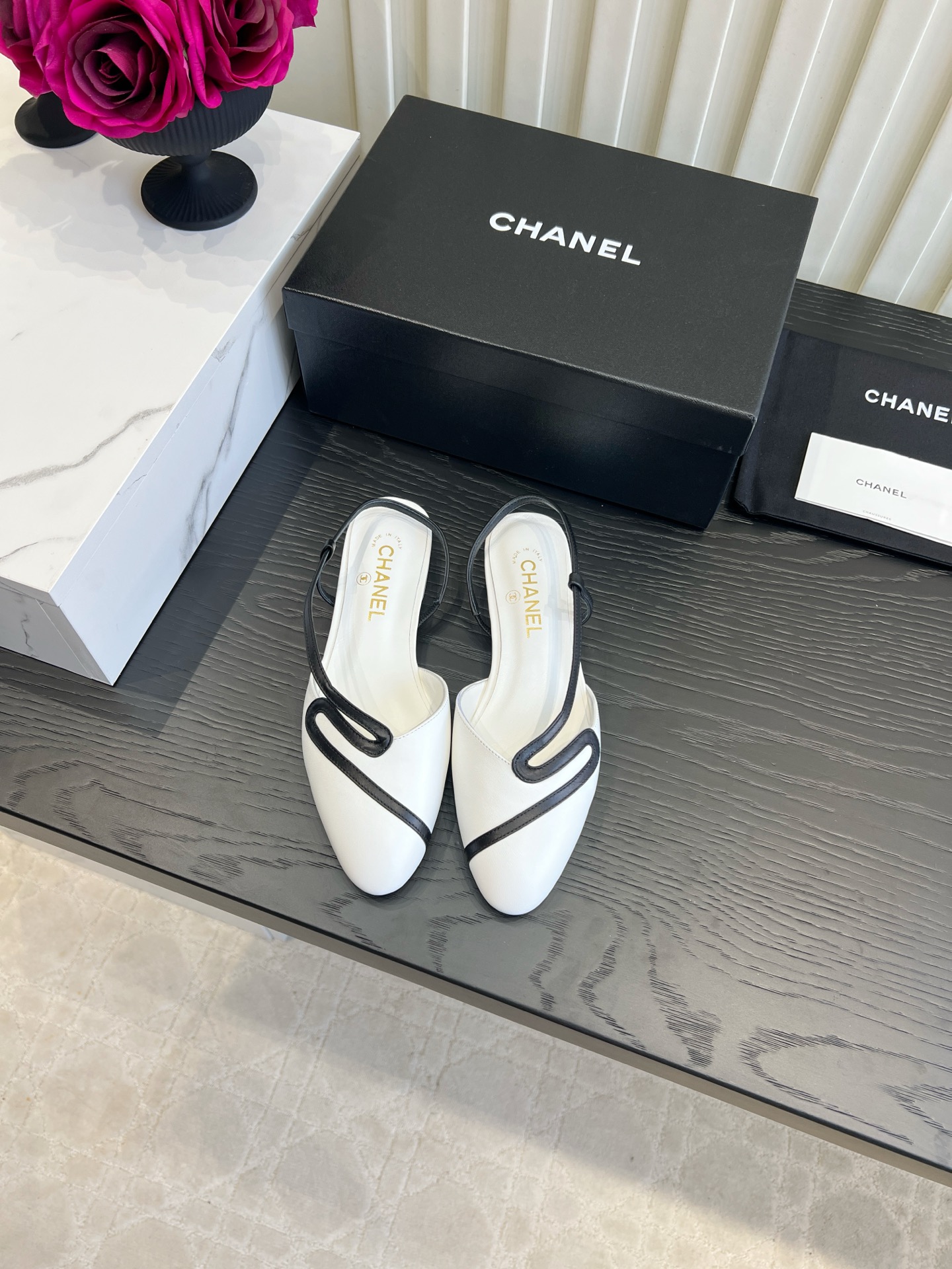 NO:901472,CHANE*'s new color-blocked back hollow flats. Chanel's high-end sense always impresses people. It looks like a simple style, but it is inexplicably high-end on the feet. Absolutely girly, comfortable and easy to wear. Lambskin upper, sheepskin lining, Italian genuine leather outsole, size 35-39 (40 41 custom-made), high-heeled sandals, chanel, chanel, sandals, flats, high heels, sheepskin, Leather soles19860909CHANE*新款拼色后空平底鞋 香家高级感这块总让人大写的服气 看起来简单的款式 但上脚就莫名很高级 绝对的少女感 舒适好穿 鞋面小羊皮 内里垫脚羊皮 意大利真皮大底 尺码35-39（40 41定做）,高跟鞋凉鞋,chanel,chanel,sandals,flats,high heels,sheepskin,Leather soles,Women's Shoes