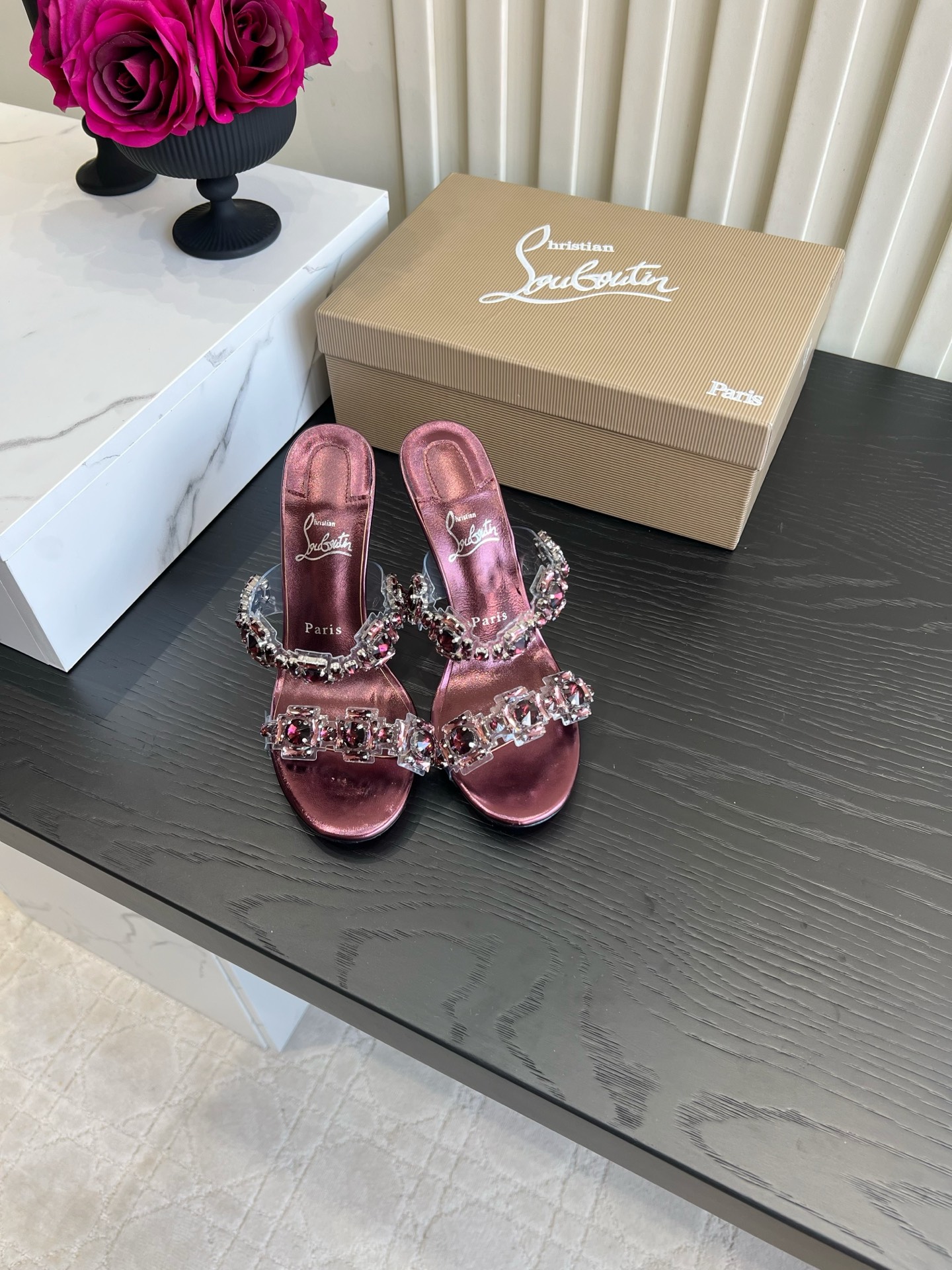 NO:874365,Christian Loubouti* CL's new rhinestone stiletto sandals | Yujie's atmosphere is welded on the feet. Help!  This pair of jeweled high heels is too expensive~ Two burgundy square diamond ribbons are matched with transparent straps. The pointed toe shoes are neat and show off the slender feet. The deep burgundy diamonds bling under the light bring out their own nobility, making them feel like a glamorous lady!  The lazy drag style can be put on and taken off easily. It can be worn with a suspender skirt on a date or a dress at a dinner party. Wear it casually and it will be the focus of the audience. It is the natural high-heeled shoes with a sense of atmosphere!  Sheepskin foot pads, Italian genuine leather outsole, heel height 8.5cm/10cm, size 35-39 (34 40 41 42 43 customized), high heels, high heels, skirts, sheepskin, Leather soles19860909Christian Loubouti* CL新款水钻细跟凉拖｜御姐氛围感焊在脚上 救命！这双宝石高跟也太显贵了～两条酒红方钻饰带搭配透明袢带,尖头鞋型利落又显脚纤细,深酒红钻在光下blingbling自带贵气,冷艳御姐感直接拉满！ 懒人拖款式穿脱随手就走,约会配吊带裙、晚宴搭礼服,随便一穿就是全场焦点,氛围感封神的本命高跟鞋！ 垫脚羊皮 意大利真皮大底 跟高8.5cm/10cm 尺码35-39（34 40 41 42 43定做）,高跟鞋,high heels,skirts,sheepskin,Leather soles,Women's Shoes