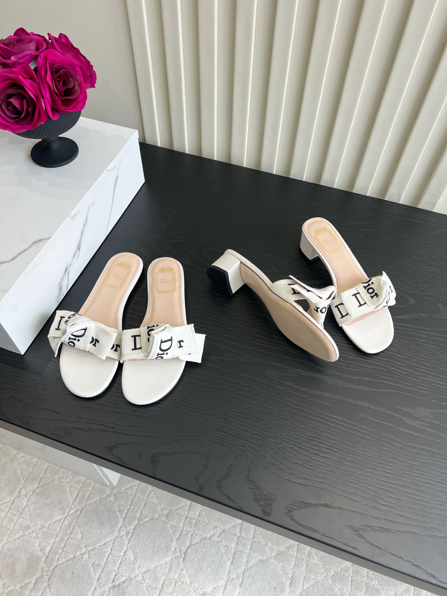 NO:870651,Flat thick heel Dio* new letter web flat slippers. This pair of slippers is made with the brand's iconic letter web and matched with a leather footbed of the same color. It is simple yet full of high-end. The Dior logo on the webbing is clear and neat, and the bow design adds a gentle and sweet atmosphere. It is a big-name style that can be recognized at a glance.  The matching is very adaptable. Pair it with drapey suit pants to create a lazy and casual French atmosphere. Pair it with denim shorts or a floral dress to unlock a fresh and sweet summer look. It can be easily worn for daily outings and beach vacations, and you can wear it effortlessly with a fashionable feel. Original custom embroidered webbing on the upper, sheepskin lining, sheepskin foot pads, Italian genuine leather outsole, sizes 35-39 (custom sizes 40 and 41 are non-refundable)  Heel height flat/4cm, slippers, dior, slippers, skirts, shorts, business suit, sheepskin, Leather soles19860909平底 粗跟 Dio* 新款字母织带平底一字拖鞋 这双拖鞋以品牌标志性的字母织带打造,搭配同色系的皮质鞋床,简约中带着满满的高级感,织带上的Dior标识清晰利落,蝴蝶结的设计又添了几分温柔甜美的气息,是一眼就能认出的大牌格调. 搭配上适配度超高,搭垂感西装裤是慵懒随性的法式氛围,配牛仔短裤或碎花连衣裙又能解锁清新甜美的夏日造型,日常出街、海边度假都能轻hold住,不费力就能穿出时髦感. 鞋面原版定制刺绣织带 内里羊皮 垫脚羊皮 大底意大利真皮大底 size35-39码（40 41 码定制不退换） 跟高平底/4cm,拖鞋,dior,slippers,skirts,shorts,business suit,sheepskin,Leather soles,Women's Shoes