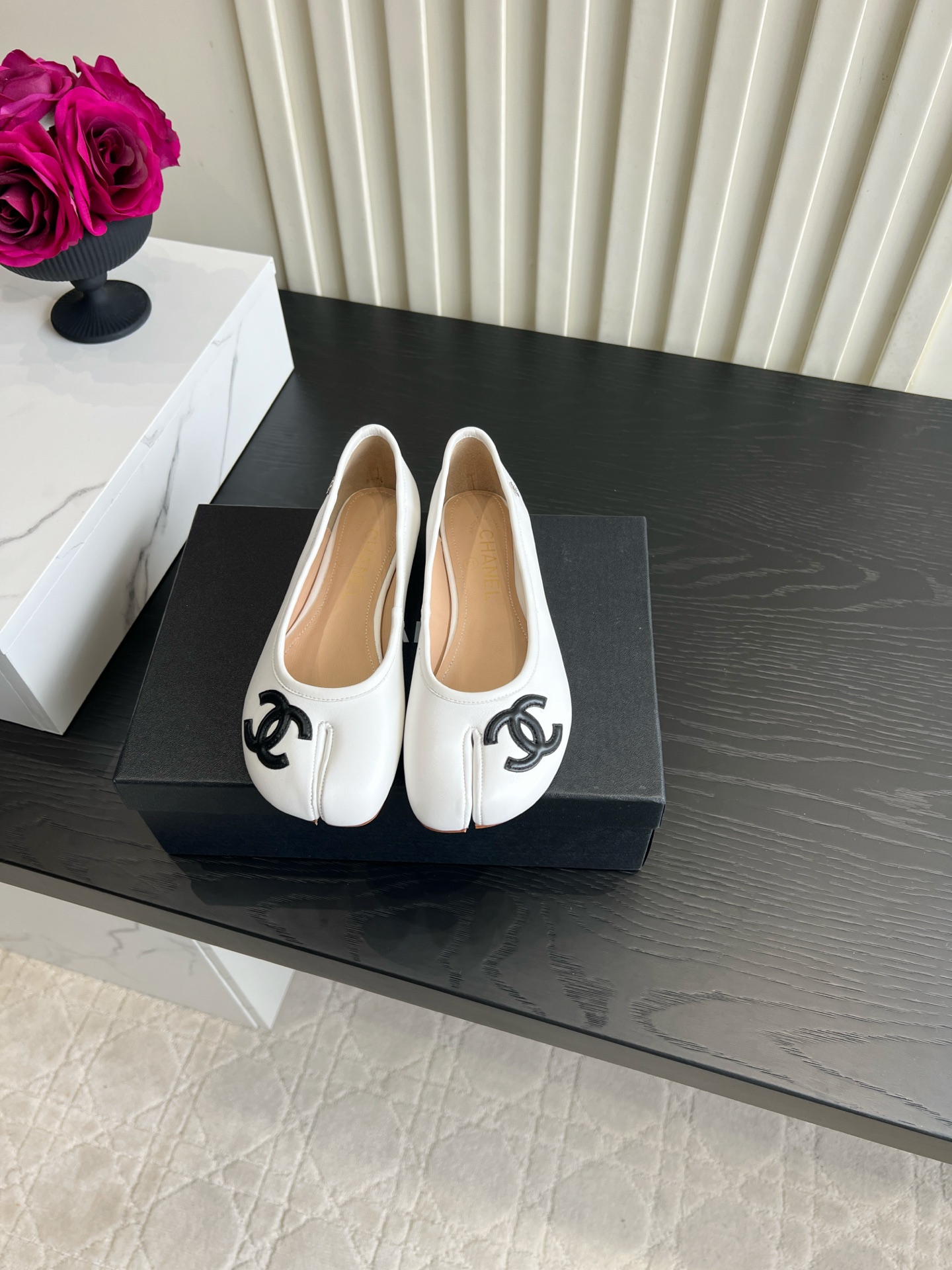 NO:870640,Chane* split-toe flat ballet shoes | The king of daily versatility. The classic split-toe pig trotter shoe version is so aesthetically pleasing!  The rounded toe box is matched with the iconic double C leather logo, and the contrasting logo instantly enhances the sophistication. The soft and waxy lambskin has a delicate and textured upper hand. The shallow mouth shape quietly modifies the foot shape and exposes the slender ankle. The fully flat heel design is zero burden when walking, and the genuine leather insole is breathable and not stuffy. It can be worn casually with jeans and skirts for commuting, shopping and dating. It has a retro French atmosphere and is a versatile pair of fairy shoes for lazy people to close their eyes. The upper is lambskin.  Lined padded sheepskin bag, Italian leather outsole, size 35-39 (40 41 customized), split-toe shoes, chanel, skirts, jeans, sheepskin, Leather soles19860909Chane*分趾平底芭蕾单鞋｜日常百搭王 经典分趾猪蹄鞋版型太戳审美！圆润鞋头搭配标志性双C贴皮标识,撞色logo瞬间拉高精致度,软糯小羊皮,上手细腻有质感,浅口版型悄悄修饰脚型,露出纤细脚踝.全平跟设计走路零负担,真皮鞋垫透气不闷脚,通勤通勤、逛街约会随便搭牛仔裤、半身裙,复古法式氛围感拉满,懒人闭眼入的百搭神仙单鞋. 鞋面小羊皮 内里垫脚羊皮包意大利真皮大底 尺码35-39（40 41 定做）,分趾鞋,chanel,skirts,jeans,sheepskin,Leather soles,Women's Shoes