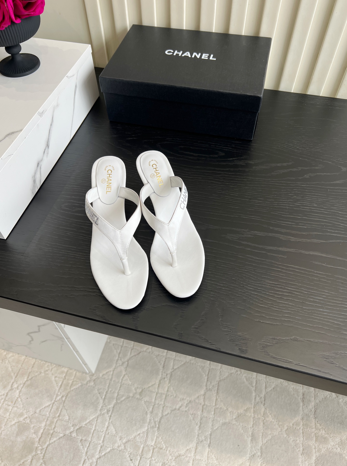 NO:870641,Chane* Exquisite stiletto heel flip-flops | Summer atmosphere artifact. The French style flip-flops are super attractive. The satin body is embellished with sparkling diamond letter logos, which is gentle and noble. The slender stilettos elongate the leg lines, quietly optimize the body proportions, and the round toe box accommodates various foot types. It goes well with dresses and wide-leg pants. You can create a light and luxurious atmosphere with one click when going on vacation or on daily dates. It is a must-have item in the summer shoe cabinet. Silk upper, sheepskin lining  Italian genuine leather outsole, heel height 6.5cm, size 35139 (customized for 40 and 41), split-toe shoes, chanel, skirts, sheepskin, real silk, Leather soles19860909Chane*精致细跟夹脚凉拖｜夏日氛围感神器 法式夹趾人字拖版型超耐看,缎面鞋身缀满闪钻字母标识,温柔又显贵.纤细细跟拉长腿部线条,悄悄优化身材比例,圆润鞋头包容各种脚型.配连衣裙、阔腿裤都很出彩,度假出街、日常约会一键拿捏轻奢氛围感,夏天鞋柜必入单品. 鞋面真丝 内里羊皮 意大利真皮大底 跟高6.5cm 尺码35139（40 41定做）,分趾鞋,chanel,skirts,sheepskin,real silk,Leather soles,Women's Shoes