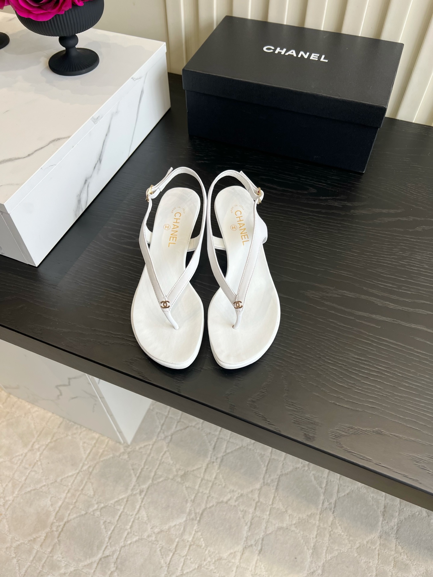 NO:870633,Chane* French stiletto thong sandals｜Summer sandals with a noble atmosphere  The classic thong herringbone design is paired with a back strap, and the thin strap is embellished with mini double C gold labels. The four colors are gentle and the circle is simple. The simple version has a light and luxurious texture. The delicate lambskin is flexible and skin-friendly, and the adjustable buckle adapts to various foot circumferences, effectively preventing it from falling off.  Heel. The moderate slender heel quietly elongates the calf line, and the thick leather insole is soft and shock-absorbing. It will not wear your feet after walking for a long time. It is suitable for wearing with suspender skirts and casual jeans. You can get French sophistication in one click for commuting and vacation. It is a must-have for summer.  Lambskin upper, sheepskin lining, Italian genuine leather outsole, heel height 4.5cm, size 35-39 (40 41 customized), split-toe shoes, chanel, sandals, skirts, jeans, sheepskin, Leather soles19860909Chane*法式细跟夹趾凉鞋｜夏日显贵氛围感凉鞋 经典夹趾人字设计搭配后绊带,细带点缀迷你双C小金标,四色温柔出圈,简约版型自带轻奢质感.细腻小羊皮柔韧亲肤,可调节扣带适配各种脚围,有效防掉跟.适中细跟悄悄拉长小腿线条,加厚真皮鞋垫柔软减震,逛街久走也不磨脚.搭吊带裙、休闲牛仔裤都适配,通勤度假一键拿捏法式精致感,夏天百搭刚需款. 鞋面小羊皮 内里羊皮 意大利真皮大底 跟高4.5cm 尺码35-39（40 41 定做）,分趾鞋,chanel,sandals,skirts,jeans,sheepskin,Leather soles,Women's Shoes